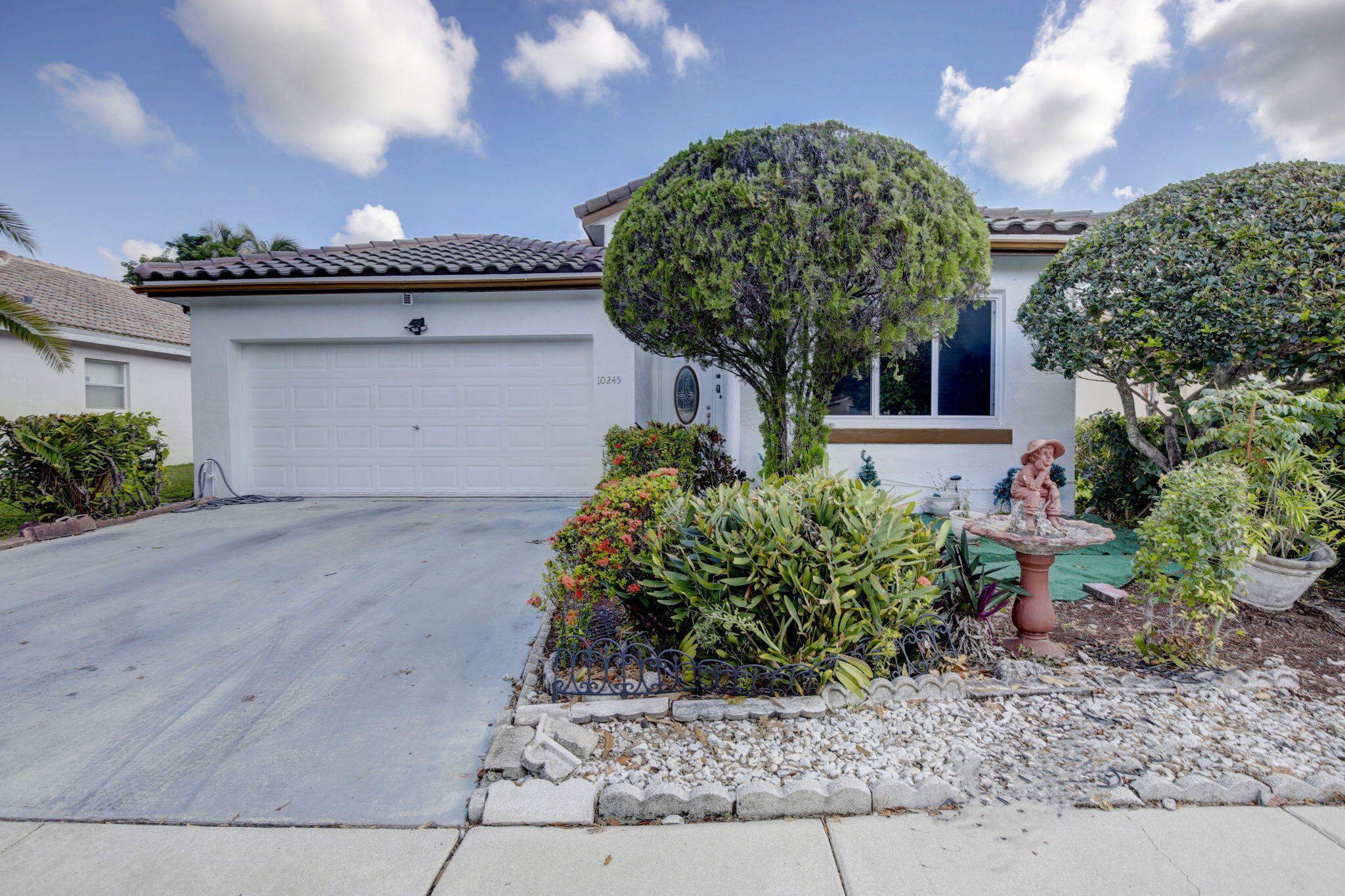Foto de propiedad en 10245 SW 16th Court, Pembroke Pines, FL 33025 Pembroke Pines con MLS# 