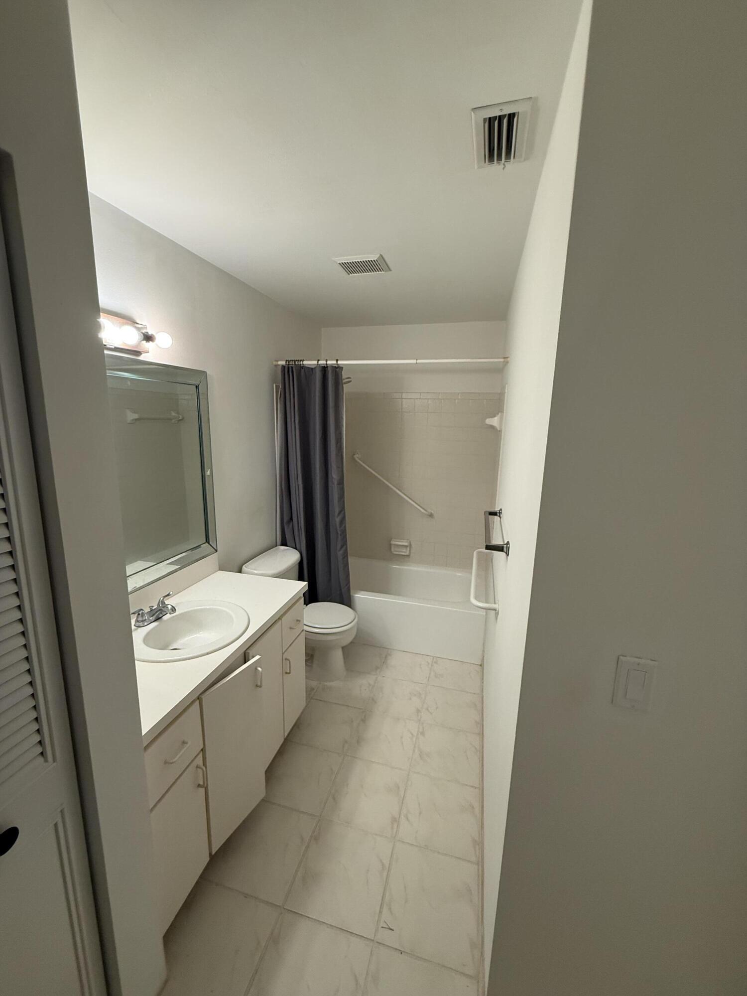 Foto de propiedad en 5795 La Pinata Boulevard C-2, Greenacres, FL 33463 Greenacres con MLS# 