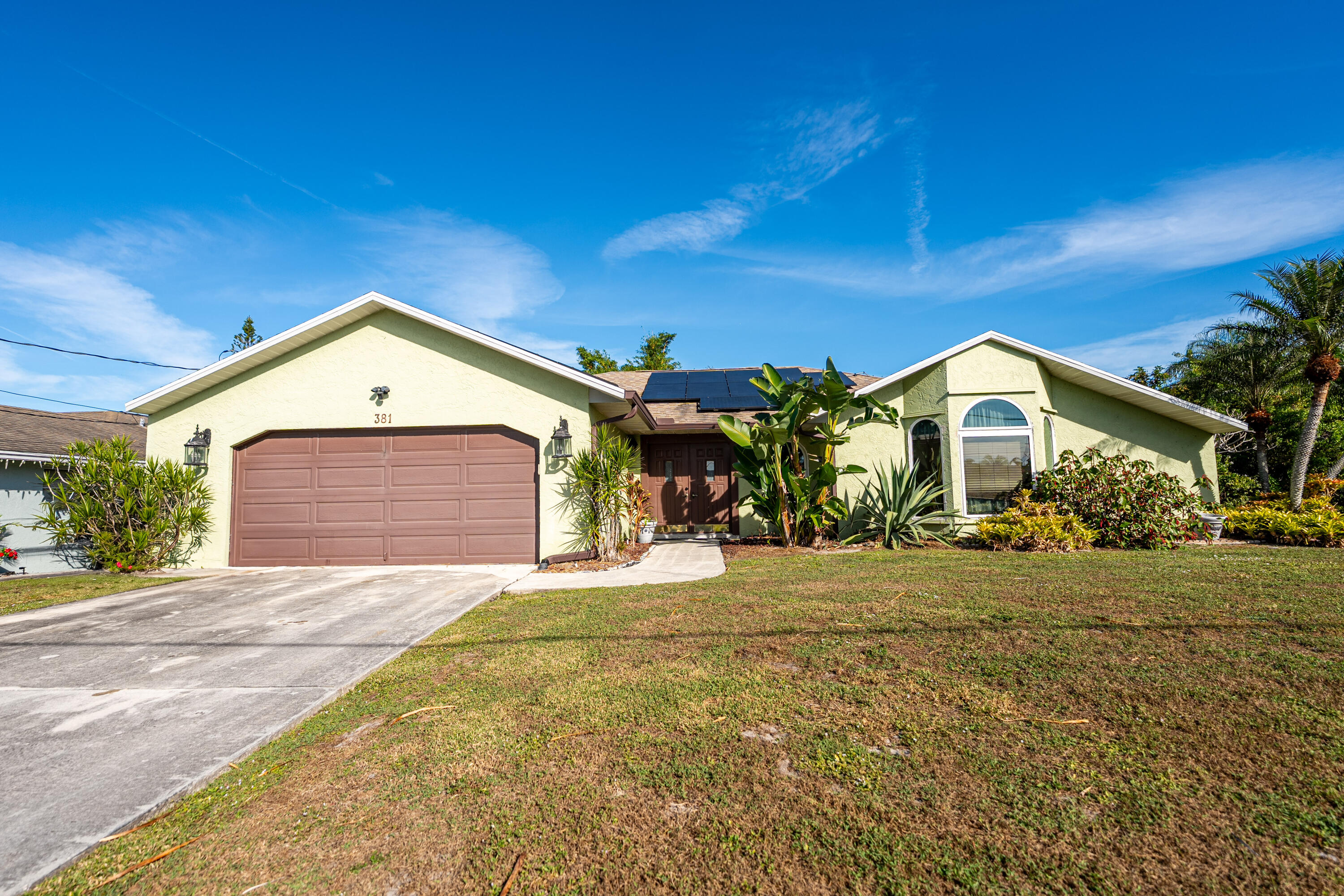 Foto de propiedad en 381 SW Lucero Drive, Port St. Lucie, FL 34983 Port St. Lucie con MLS# 