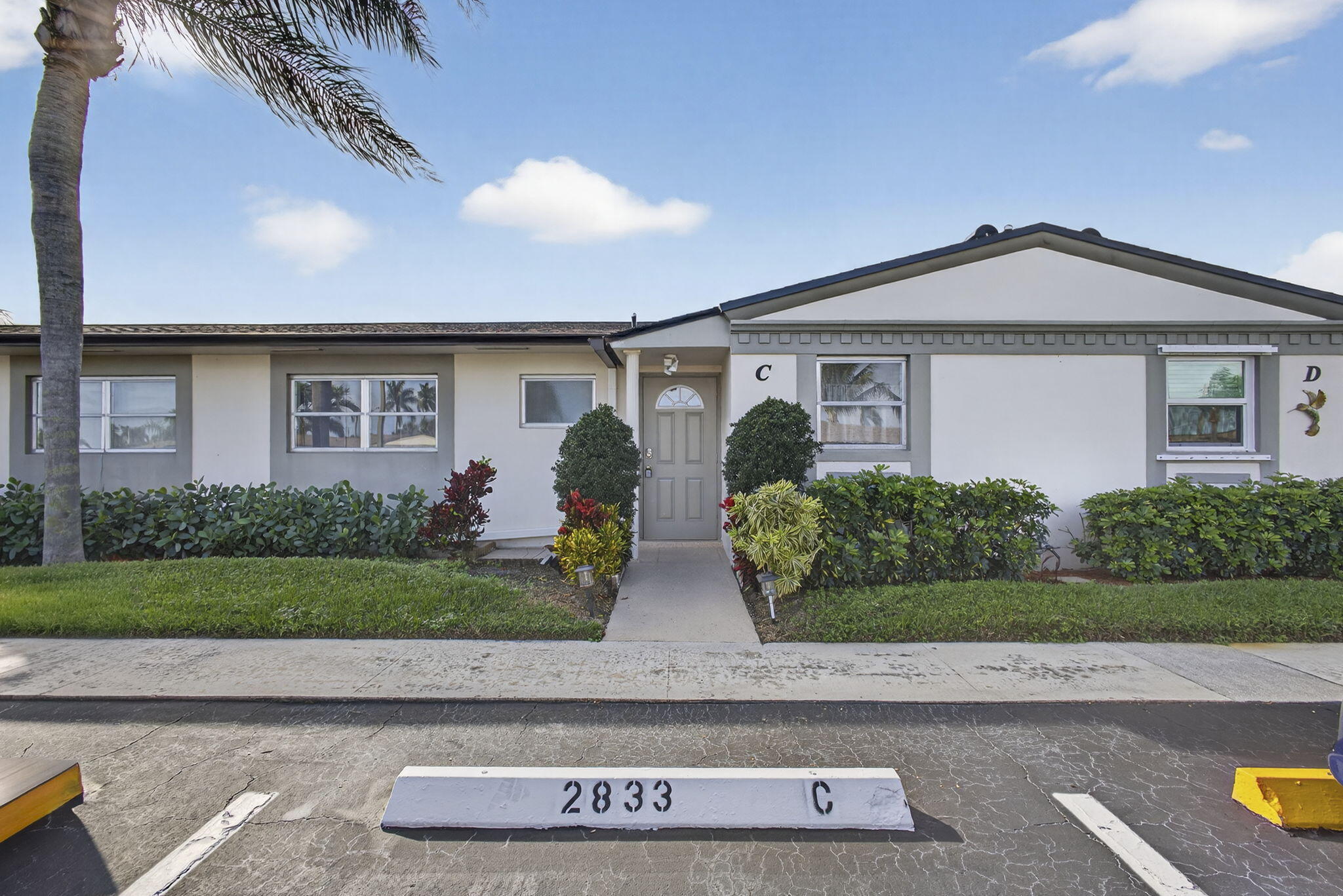 Foto de propiedad en 2833 Crosley Drive W C, West Palm Beach, FL 33415 West Palm Beach con MLS# 