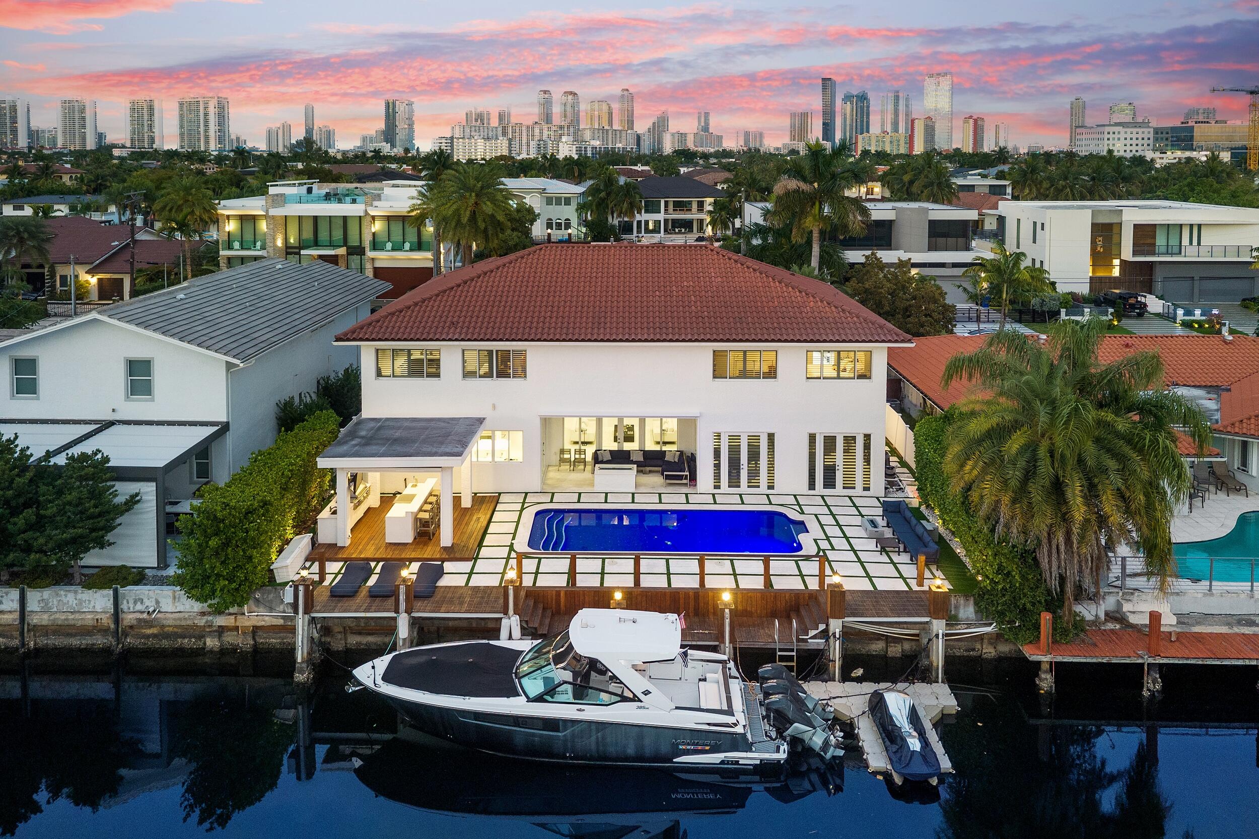 Foto de propiedad en 16430 NE 30th Avenue, North Miami Beach, FL 33160 North Miami Beach con MLS# 