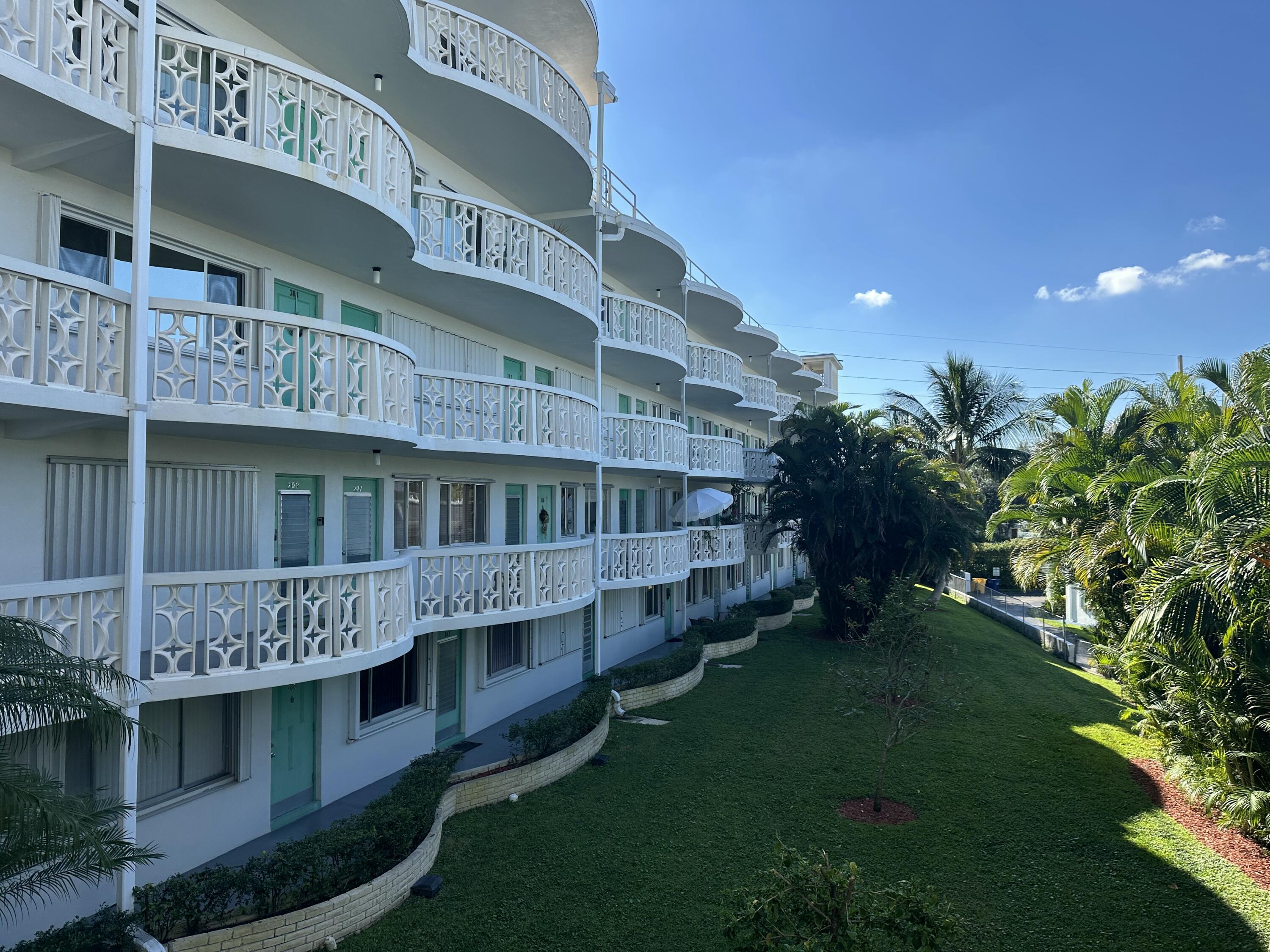 Foto de propiedad en 2381 Sunset Avenue 216, Lake Worth, FL 33461 Lake Worth con MLS# 