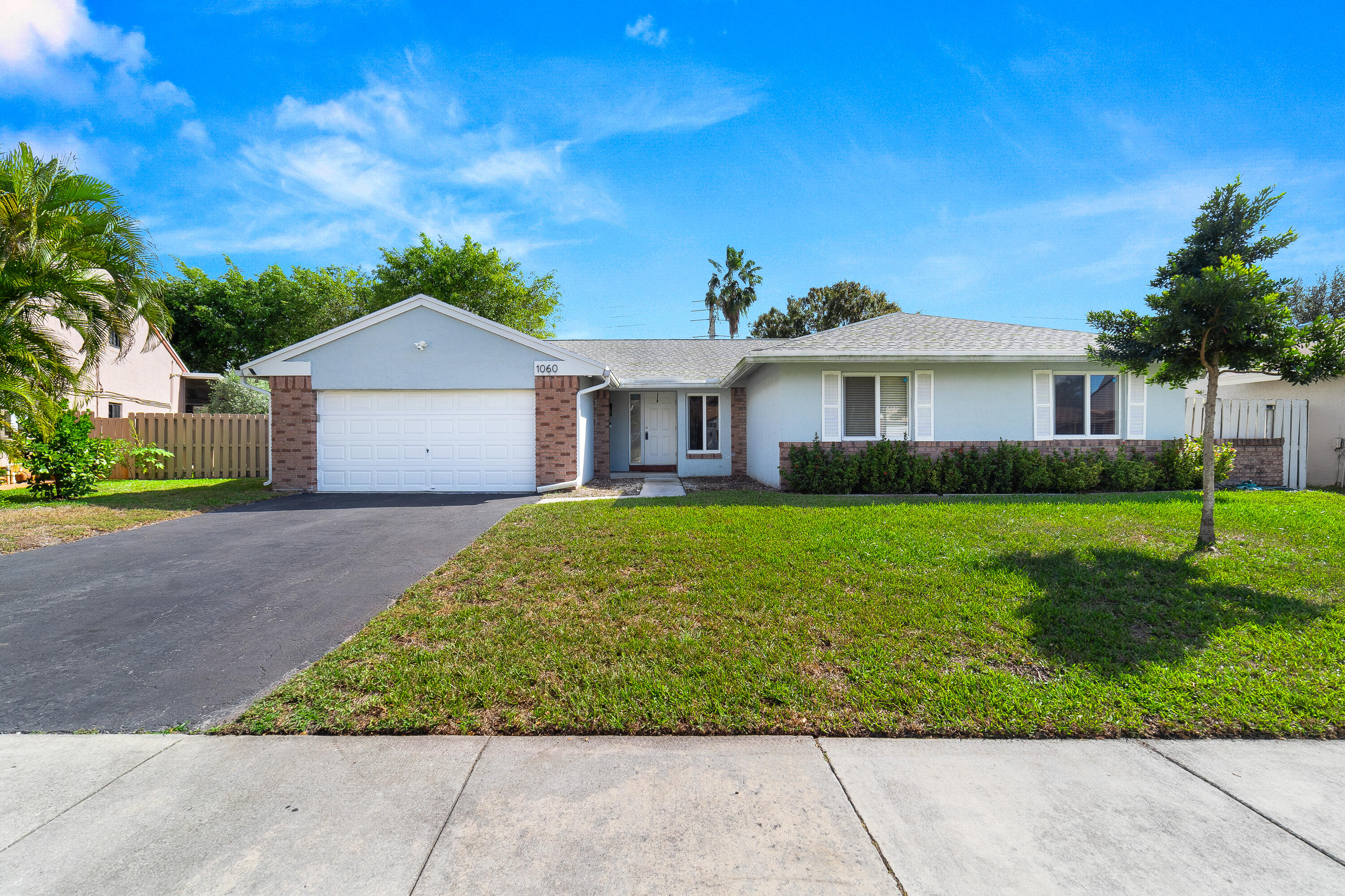 Foto de propiedad en 1060 Cedar Creek Way, Davie, FL 33325 Davie con MLS# 