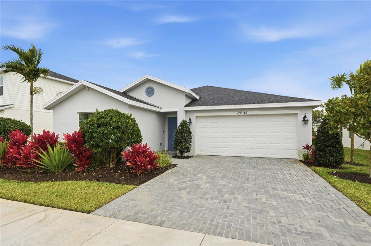 Foto de propiedad en 6205 NW Sweetwood Drive, Port St. Lucie, FL 34987 Port St. Lucie con MLS# 