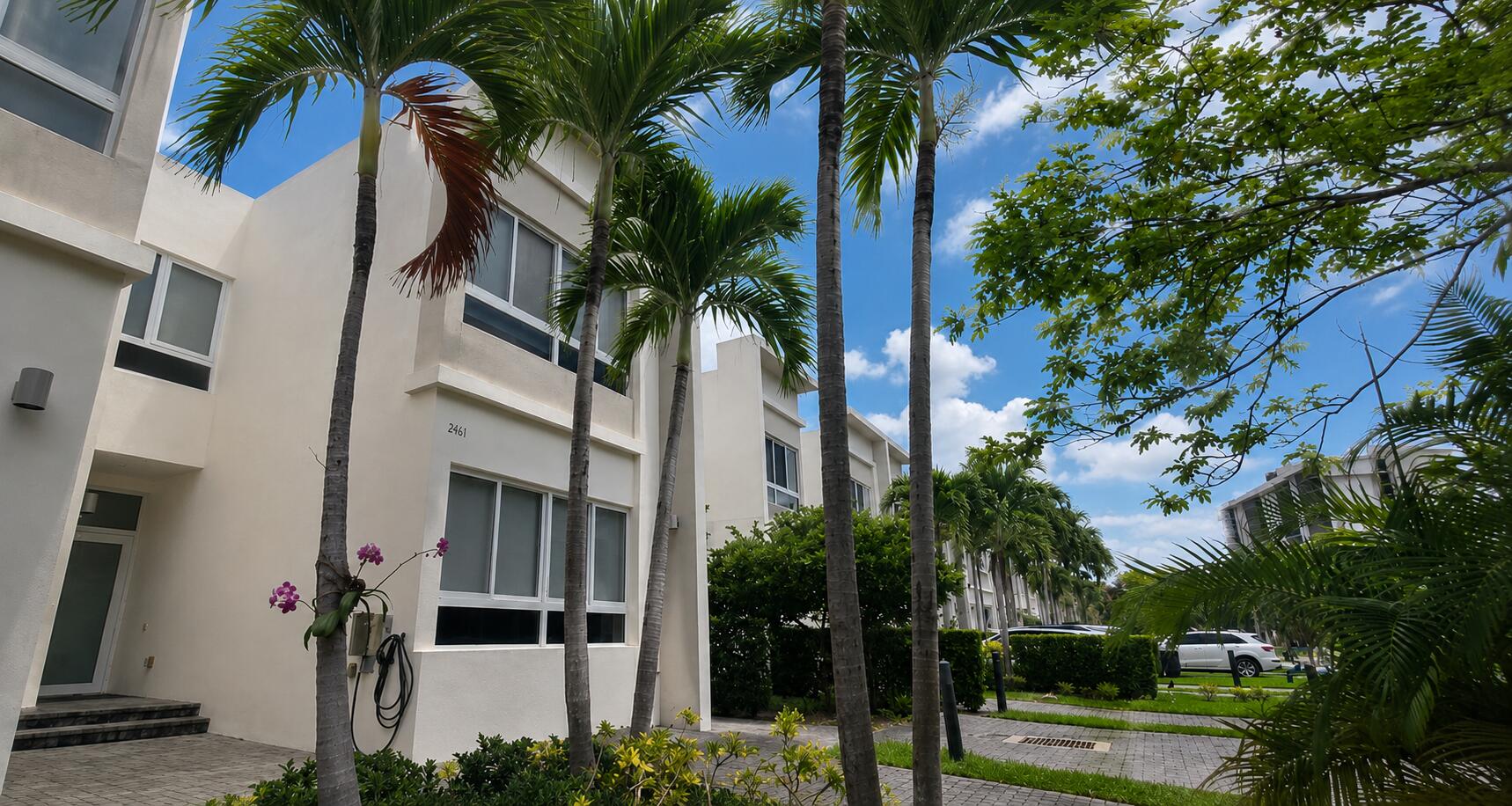 Foto de propiedad en 2461 NE 135th Street, North Miami, FL 33181 North Miami con MLS# 