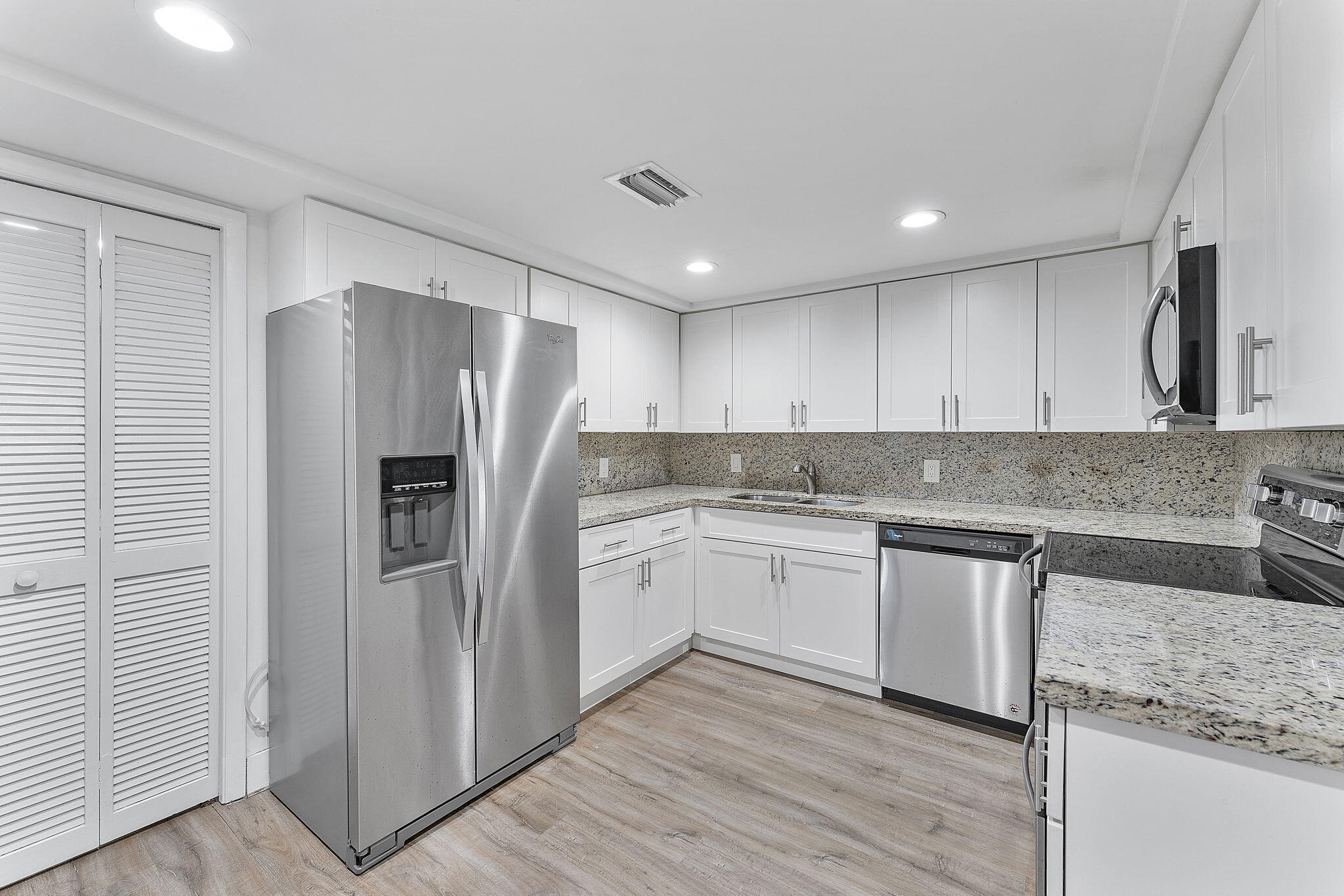 Foto de propiedad en 16475 Golf Club Road 207, Weston, FL 33326 Weston con MLS# 