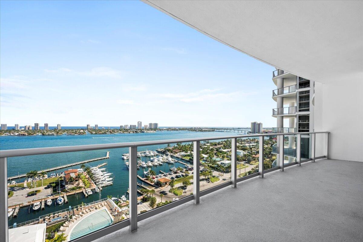 Foto de propiedad en 220 Lake Shore Drive 1706, Lake Park, FL 33403 Lake Park con MLS# 