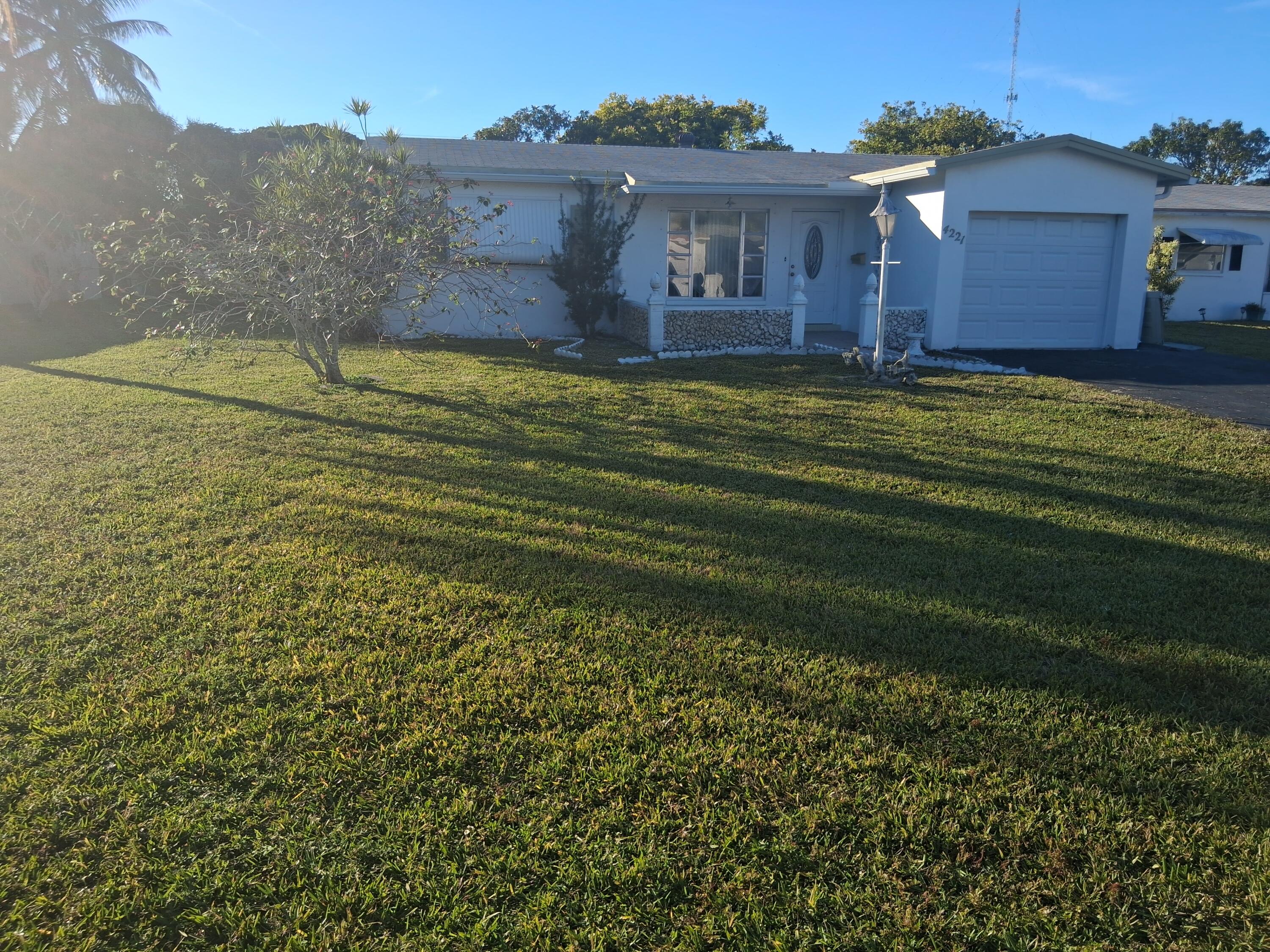 Foto de propiedad en 4221 NW 51st Avenue NE, Lauderdale Lakes, FL 33319 Lauderdale Lakes con MLS# 