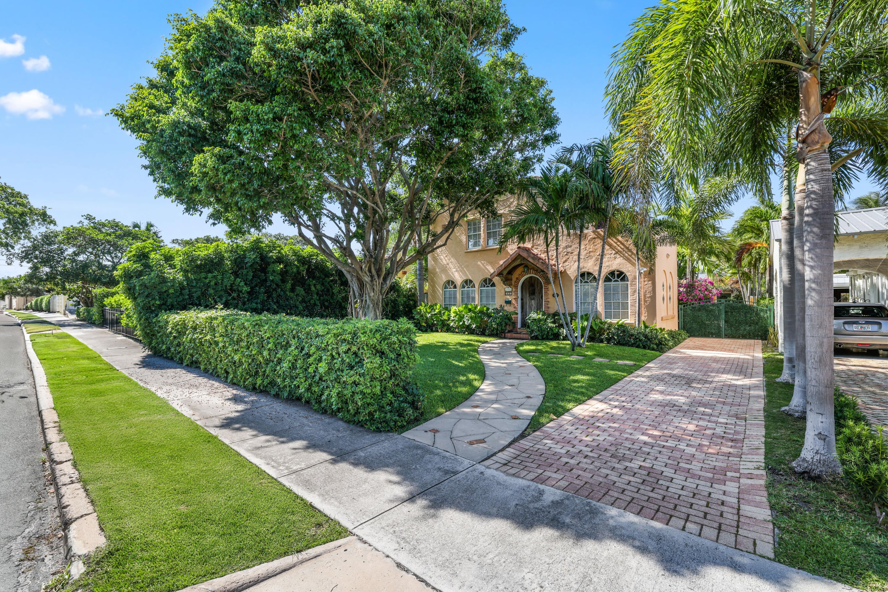 Foto de propiedad en 325 Greymon Drive, West Palm Beach, FL 33405 West Palm Beach con MLS# 