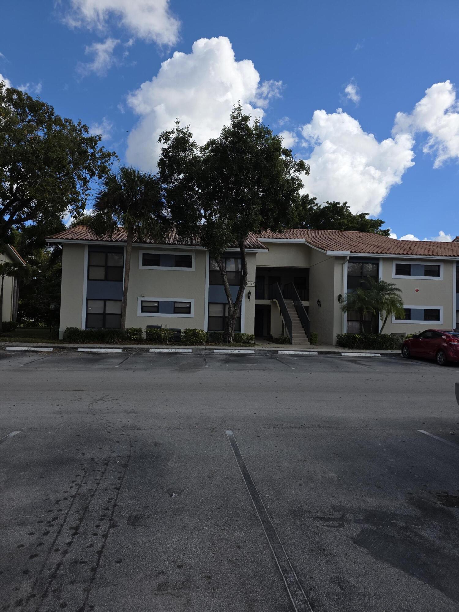 Foto de propiedad en 1542 Lake Crystal Drive H, West Palm Beach, FL 33411 West Palm Beach con MLS# 