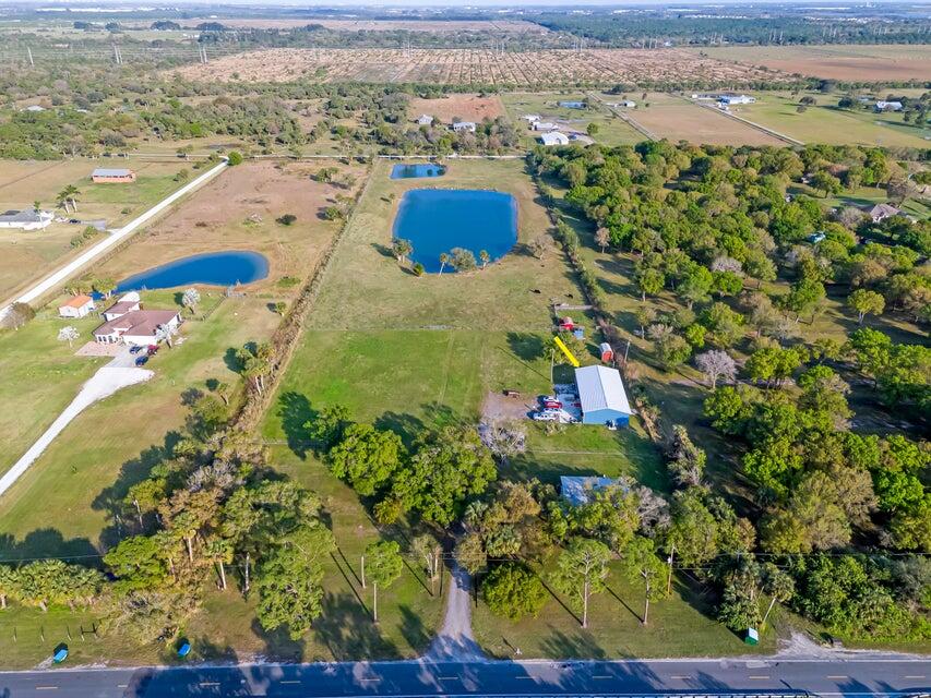 Foto de propiedad en 2410 S Brocksmith Road, Fort Pierce, FL 34945 Fort Pierce con MLS# 