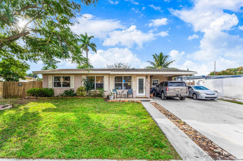 Foto de propiedad en 305 Henthorne Drive, Palm Springs, FL 33461 Palm Springs con MLS# 
