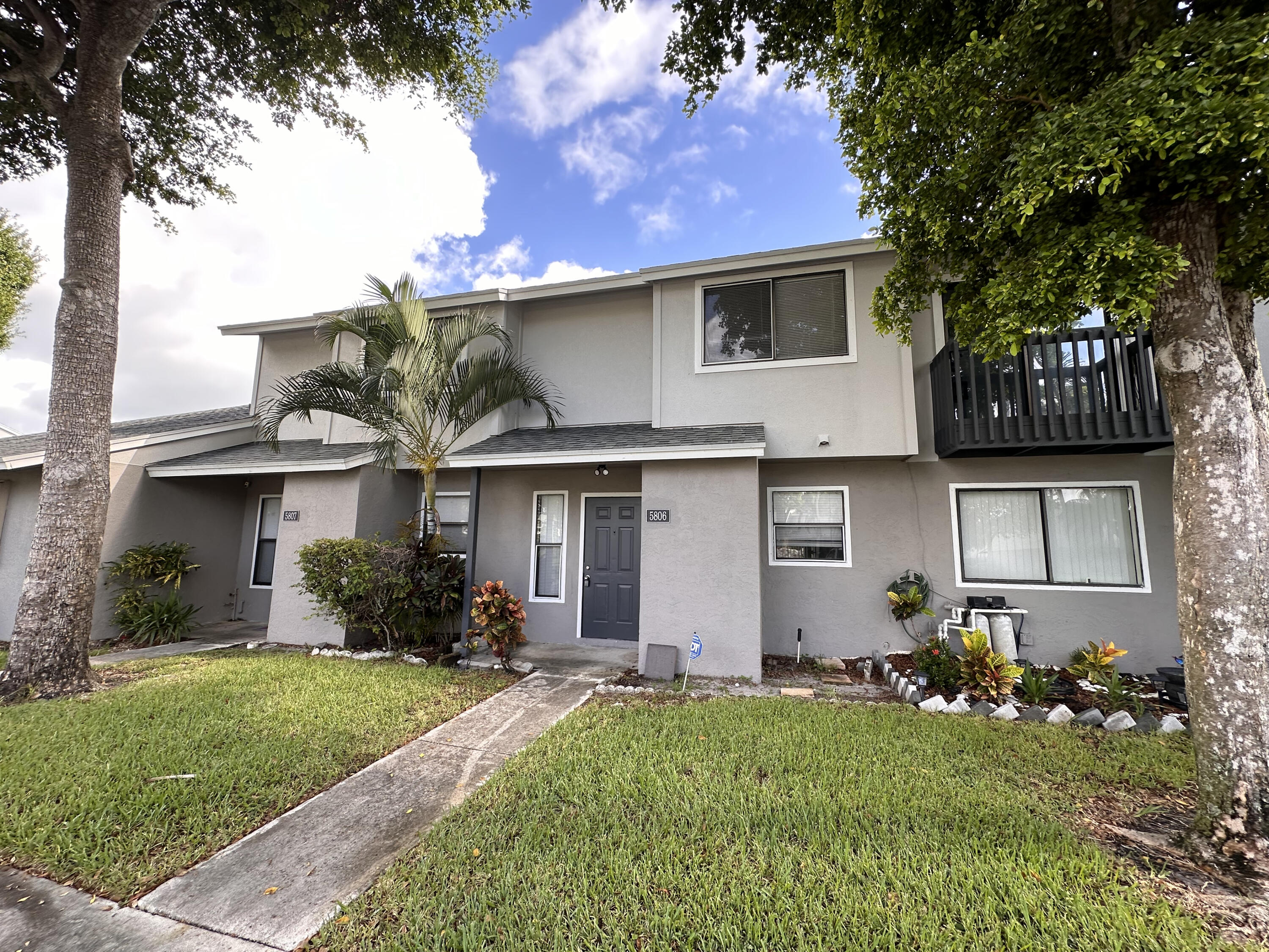 Foto de propiedad en 5806 Channel Drive, Greenacres, FL 33463 Greenacres con MLS# 