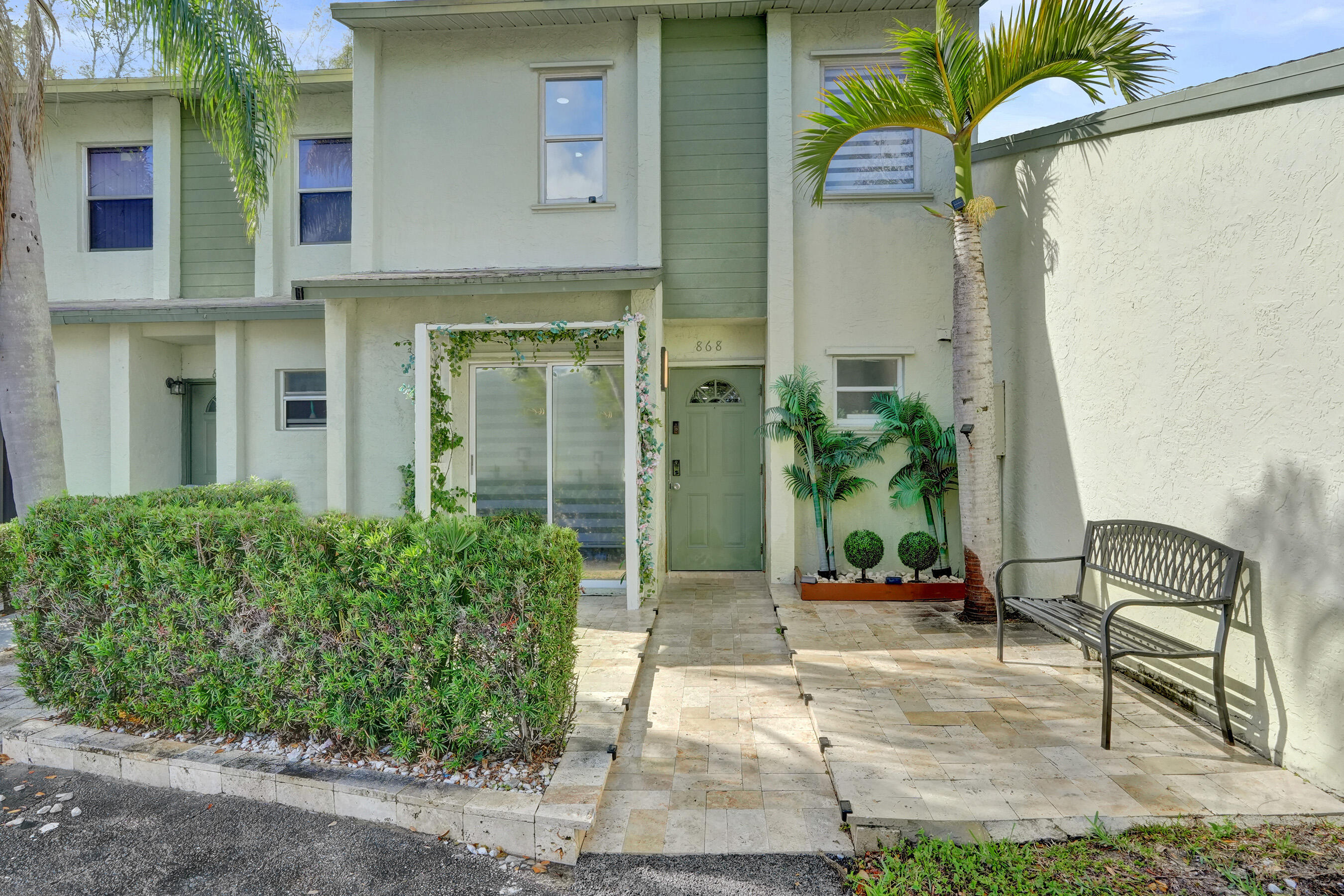 Foto de propiedad en 868 Crystal Lake Drive, Deerfield Beach, FL 33064 Deerfield Beach con MLS# 