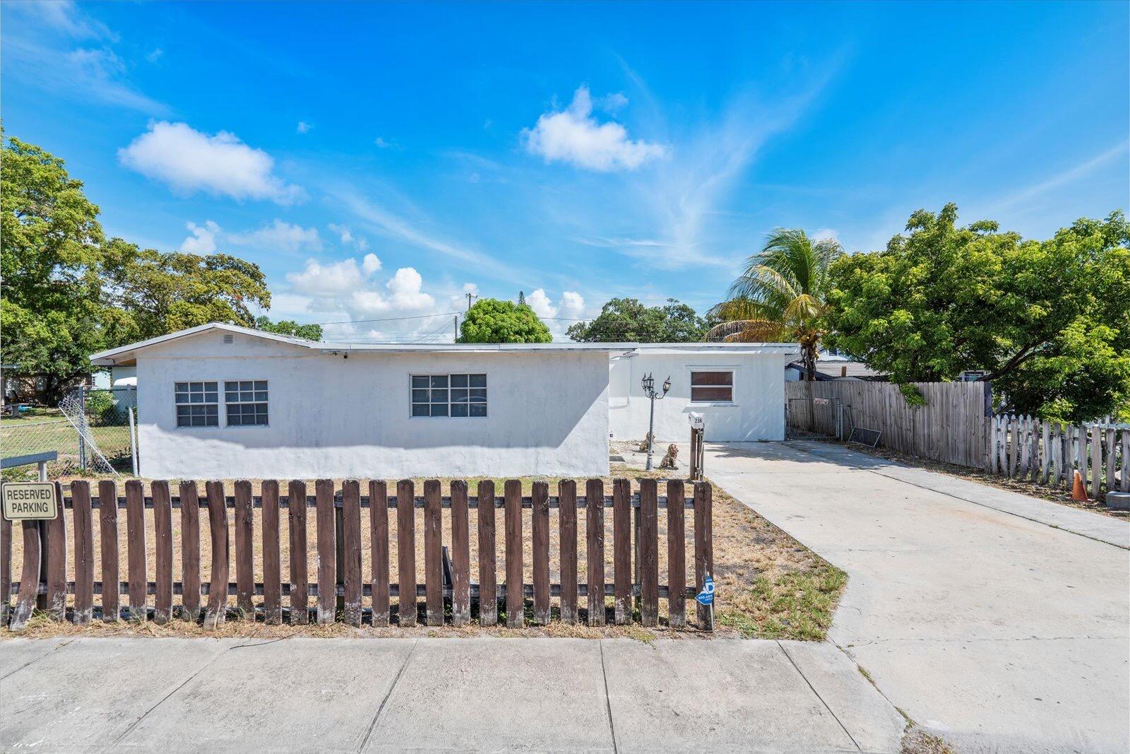 Foto de propiedad en 236 SW 14th Street, Dania Beach, FL 33004 Dania Beach con MLS# 