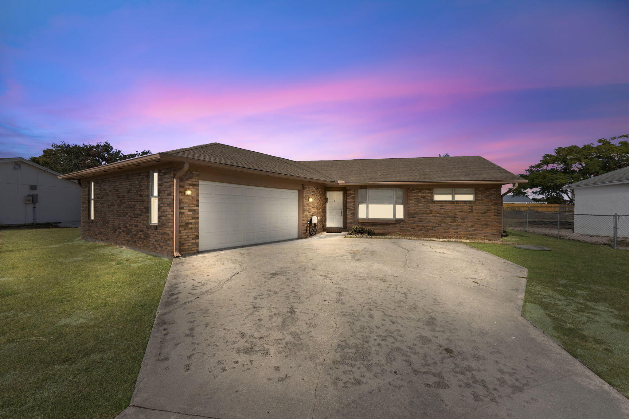 Foto de propiedad en 449 SE Oakridge Drive, Port St. Lucie, FL 34984 Port St. Lucie con MLS# 