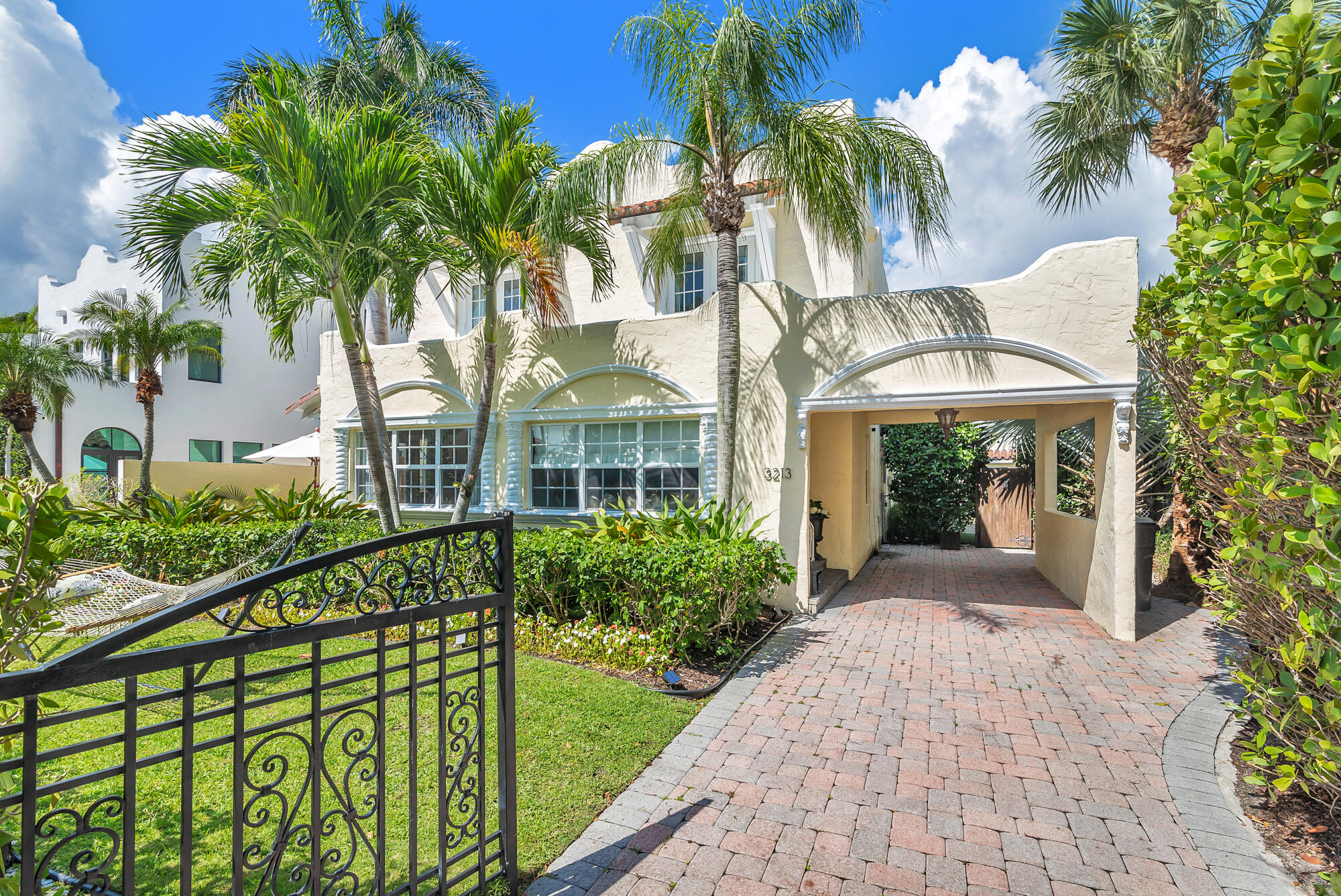 Foto de propiedad en 3213 Vincent Road, West Palm Beach, FL 33405 West Palm Beach con MLS# 