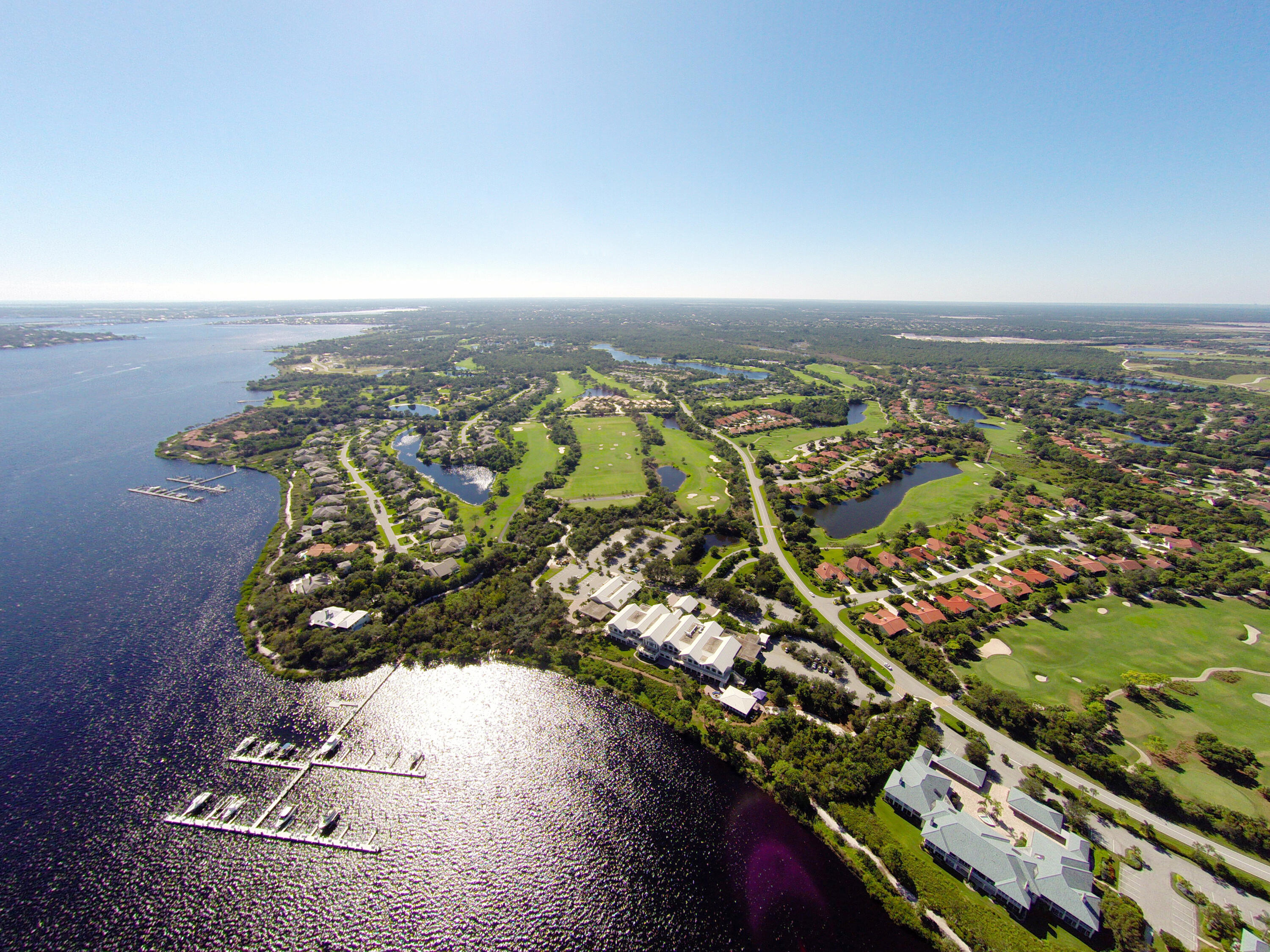 Foto de propiedad en 13505 NW Coco Plum Court, Palm City, FL 34990 Palm City con MLS# 