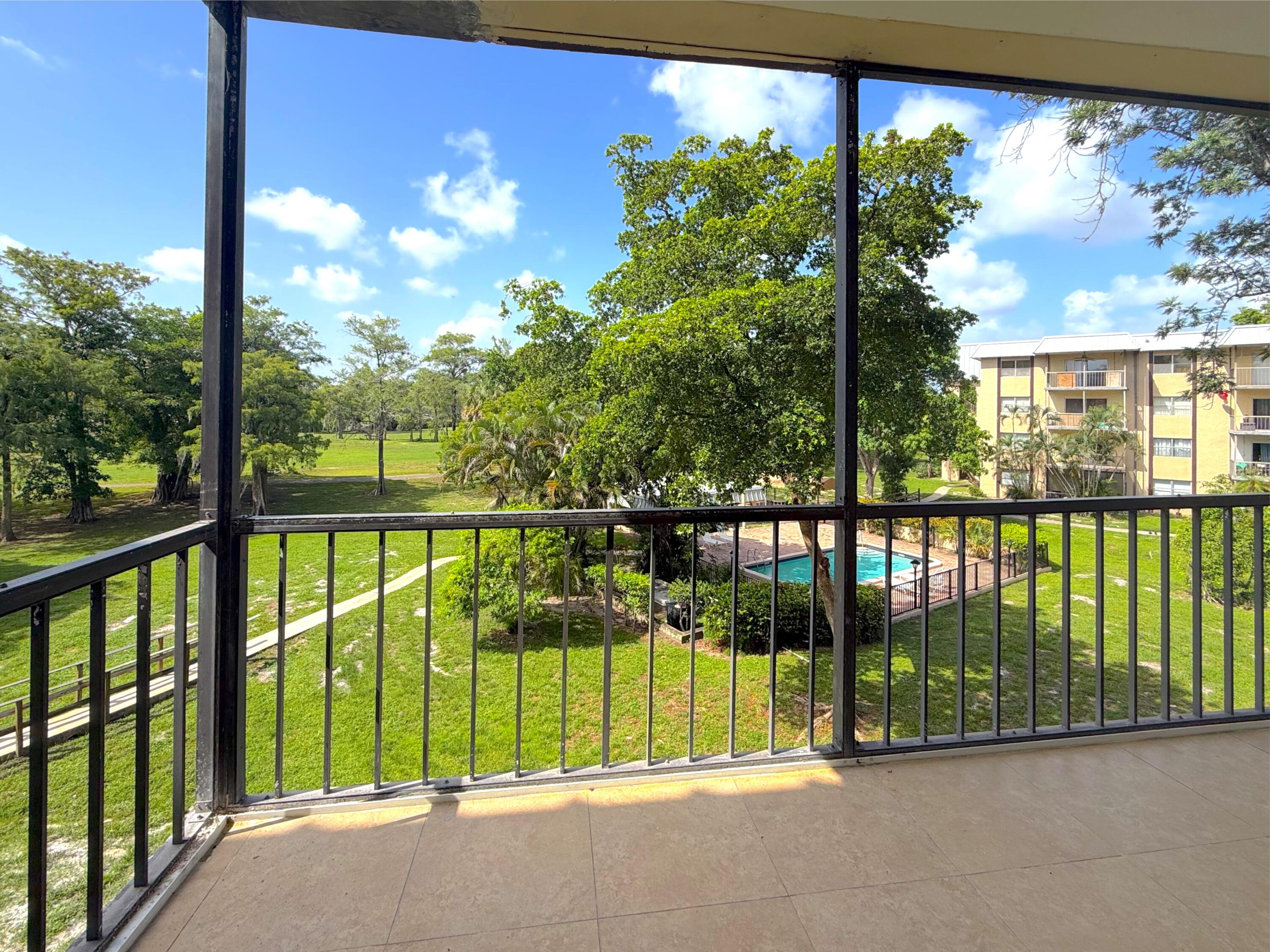 Foto de propiedad en 6301 N Falls Cir Drive 303, Lauderhill, FL 33319 Lauderhill con MLS# 