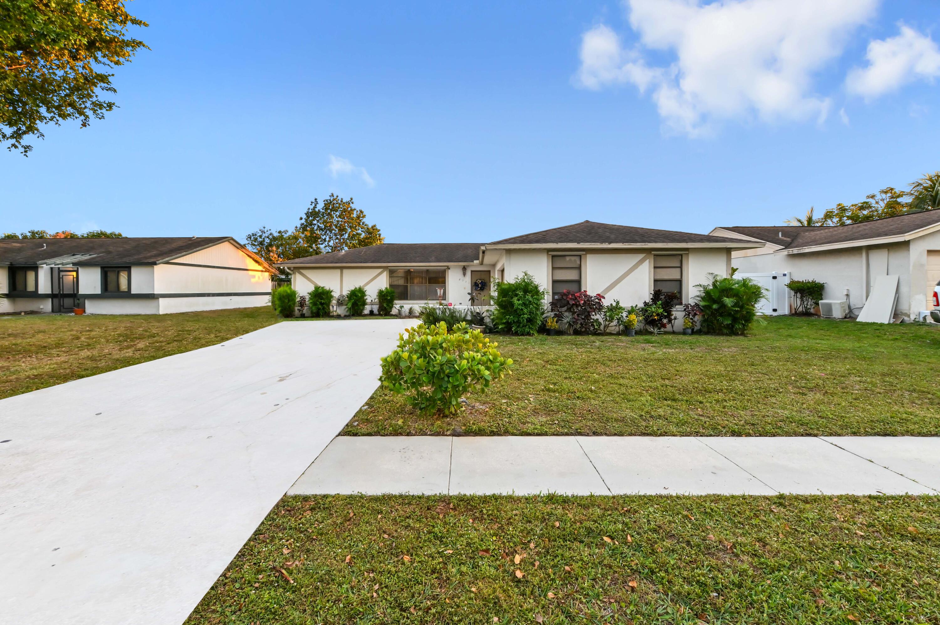 Foto de propiedad en 2531 Doral Way, Riviera Beach, FL 33407 Riviera Beach con MLS# 