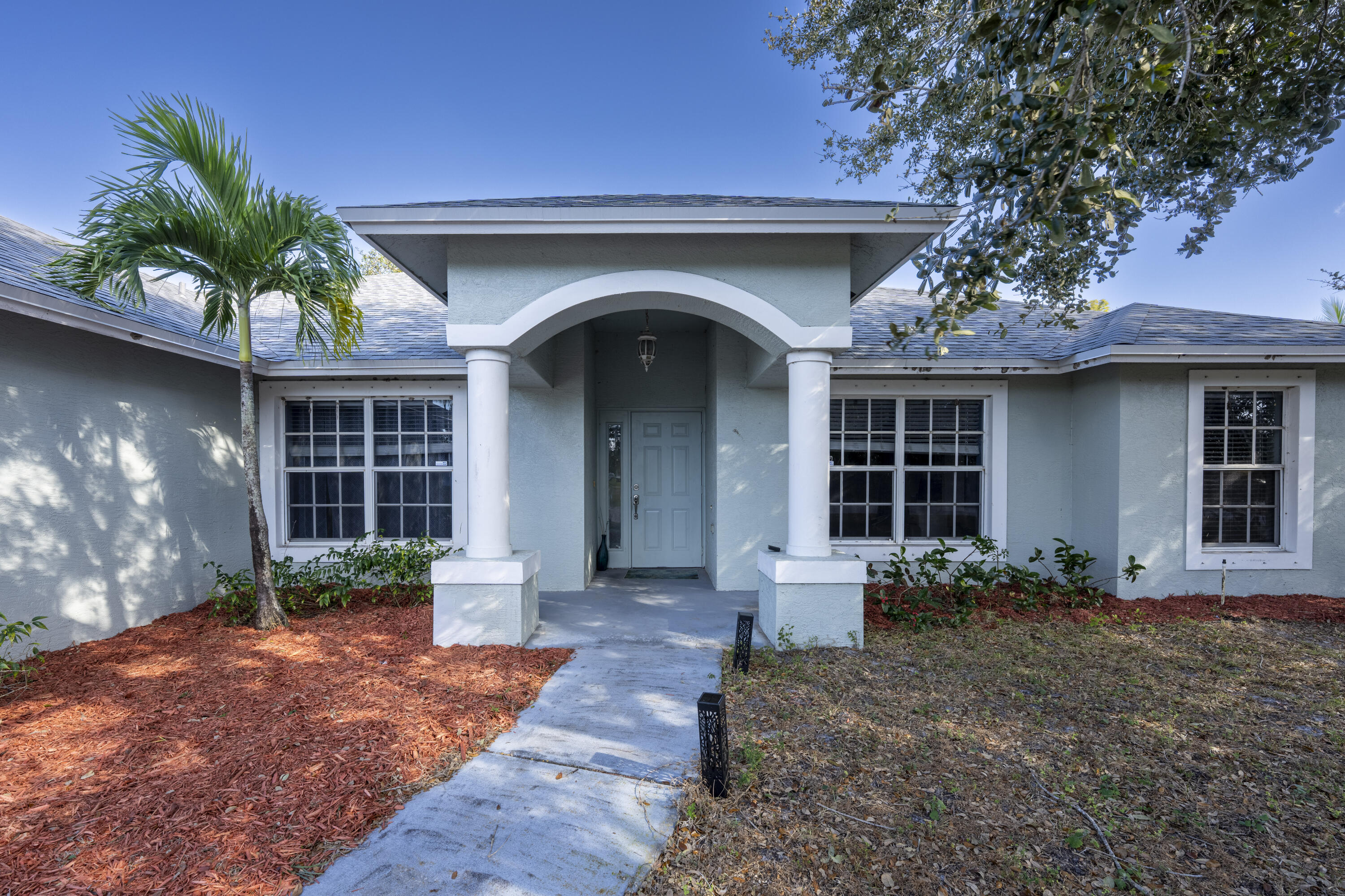 Foto de propiedad en 4501 SW Athena Drive, Port St. Lucie, FL 34953 Port St. Lucie con MLS# 