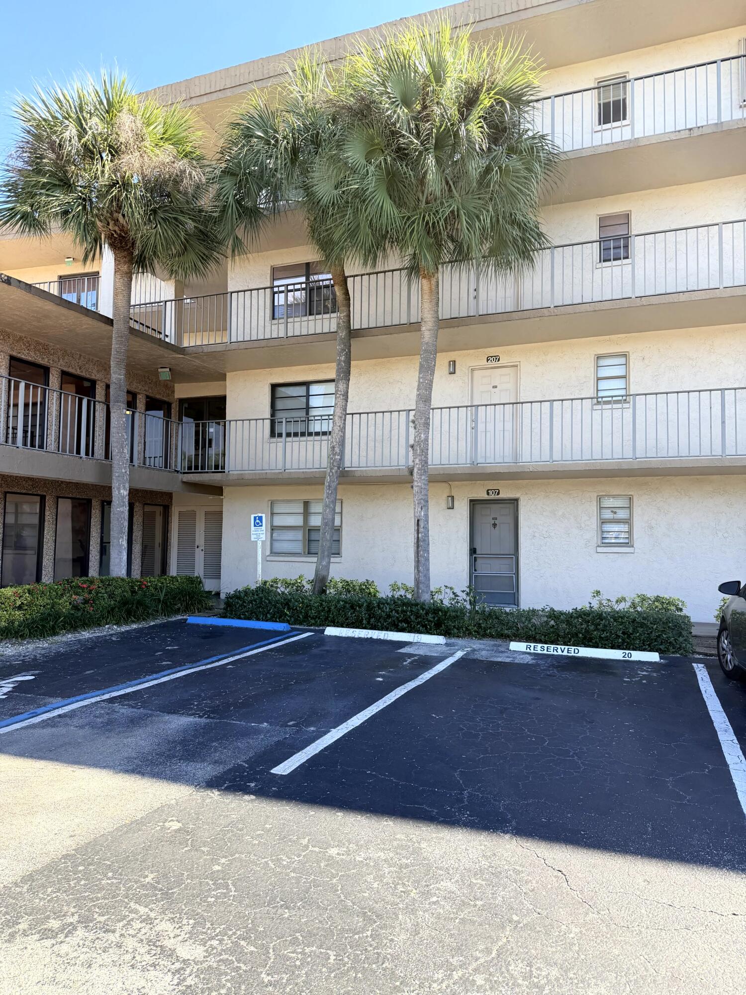 Foto de propiedad en 9300 SW 8th Street 107, Boca Raton, FL 33428 Boca Raton con MLS# 