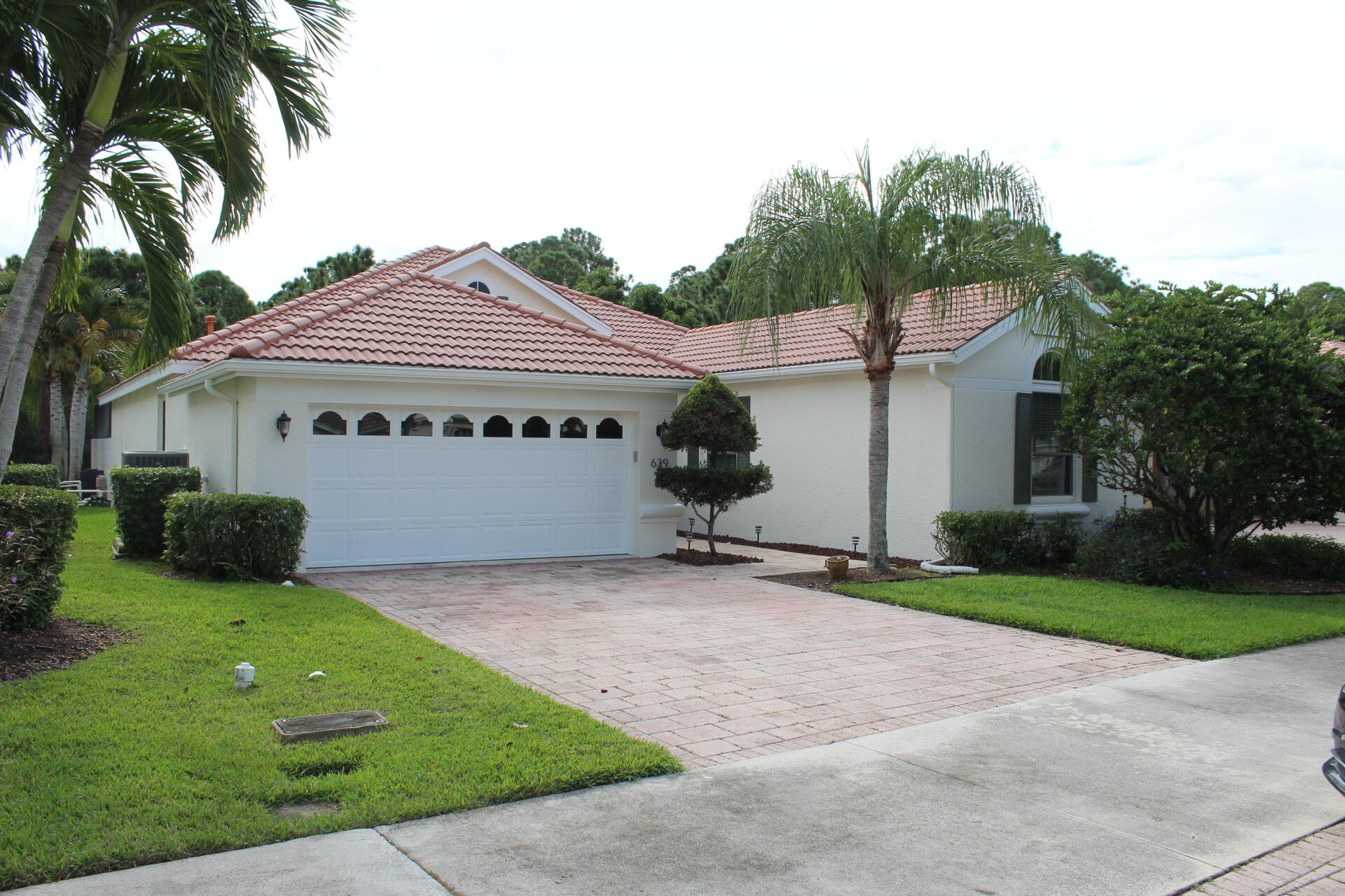 Foto de propiedad en 639 SW Lake Charles Circle Circle, Port St. Lucie, FL 34986 Port St. Lucie con MLS# 