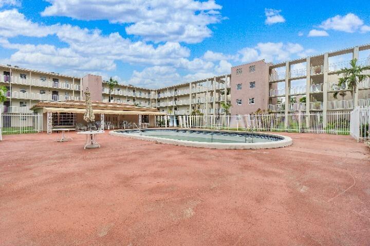 Foto de propiedad en 2800 NW 56th Avenue F102, Lauderhill, FL 33313 Lauderhill con MLS# 