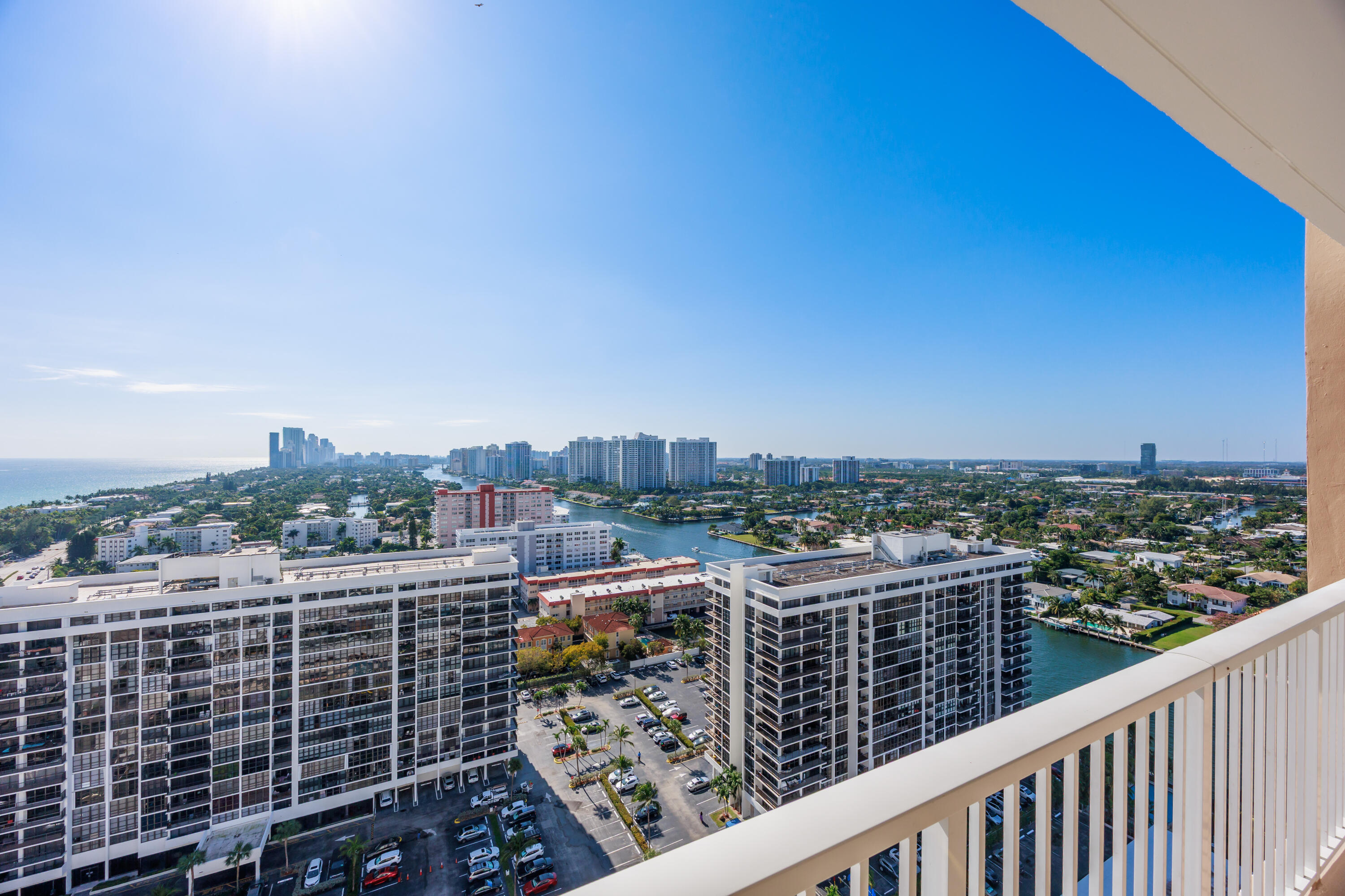 Foto de propiedad en 1985 S Ocean Drive Pha, Hallandale Beach, FL 33009 Hallandale Beach con MLS# 