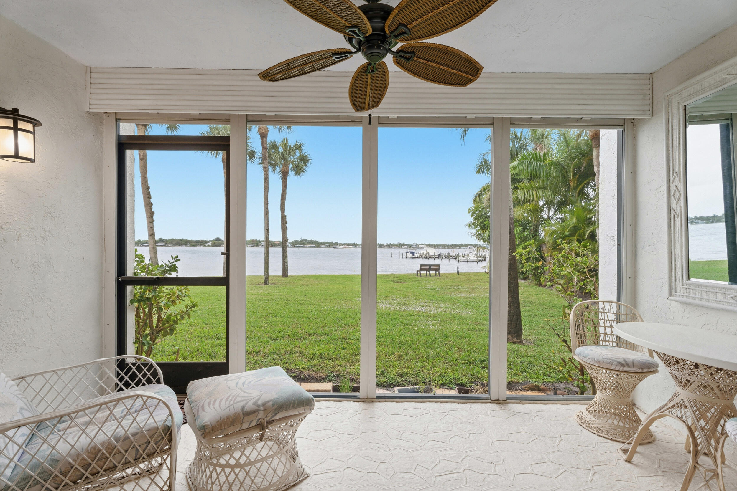 Foto de propiedad en 1950 SW Palm City Road 8-107, Stuart, FL 34994 Stuart con MLS# 