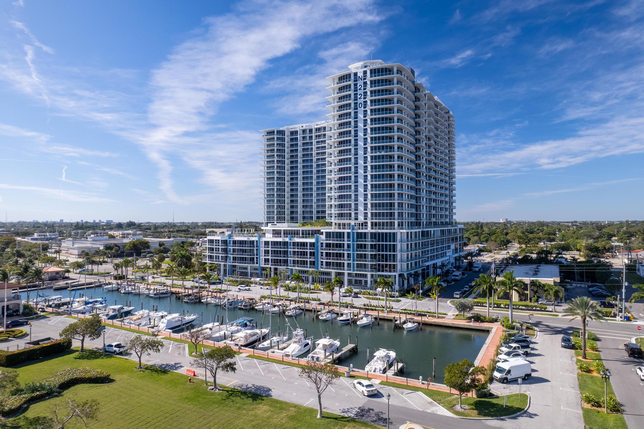 Foto de propiedad en 220 Lake Shore Drive 817, Lake Park, FL 33403 Lake Park con MLS# 