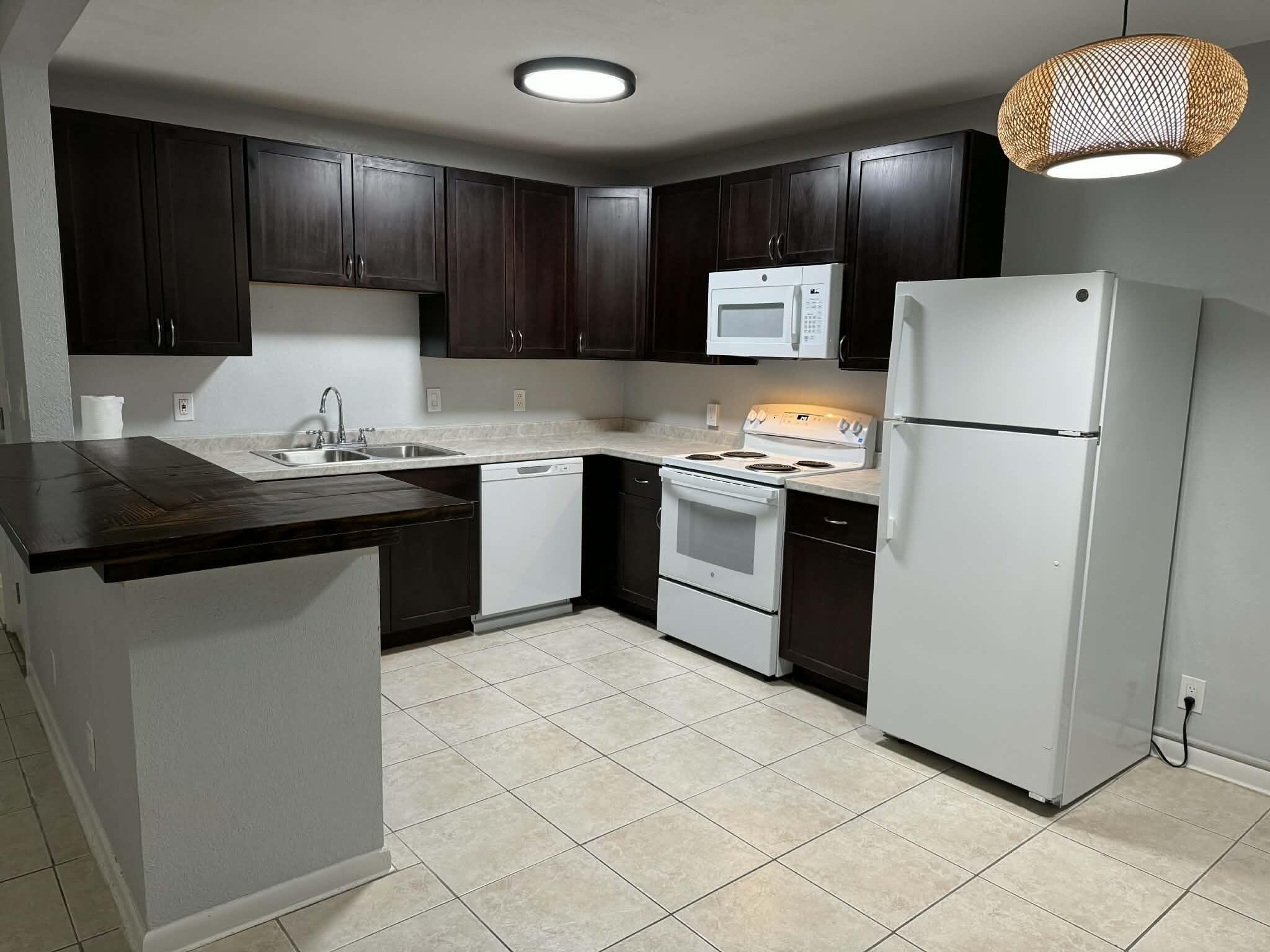 Alquilada 810 Lake Shore Drive 17, Lake Park, FL 33403, Lake Park, FL 33403