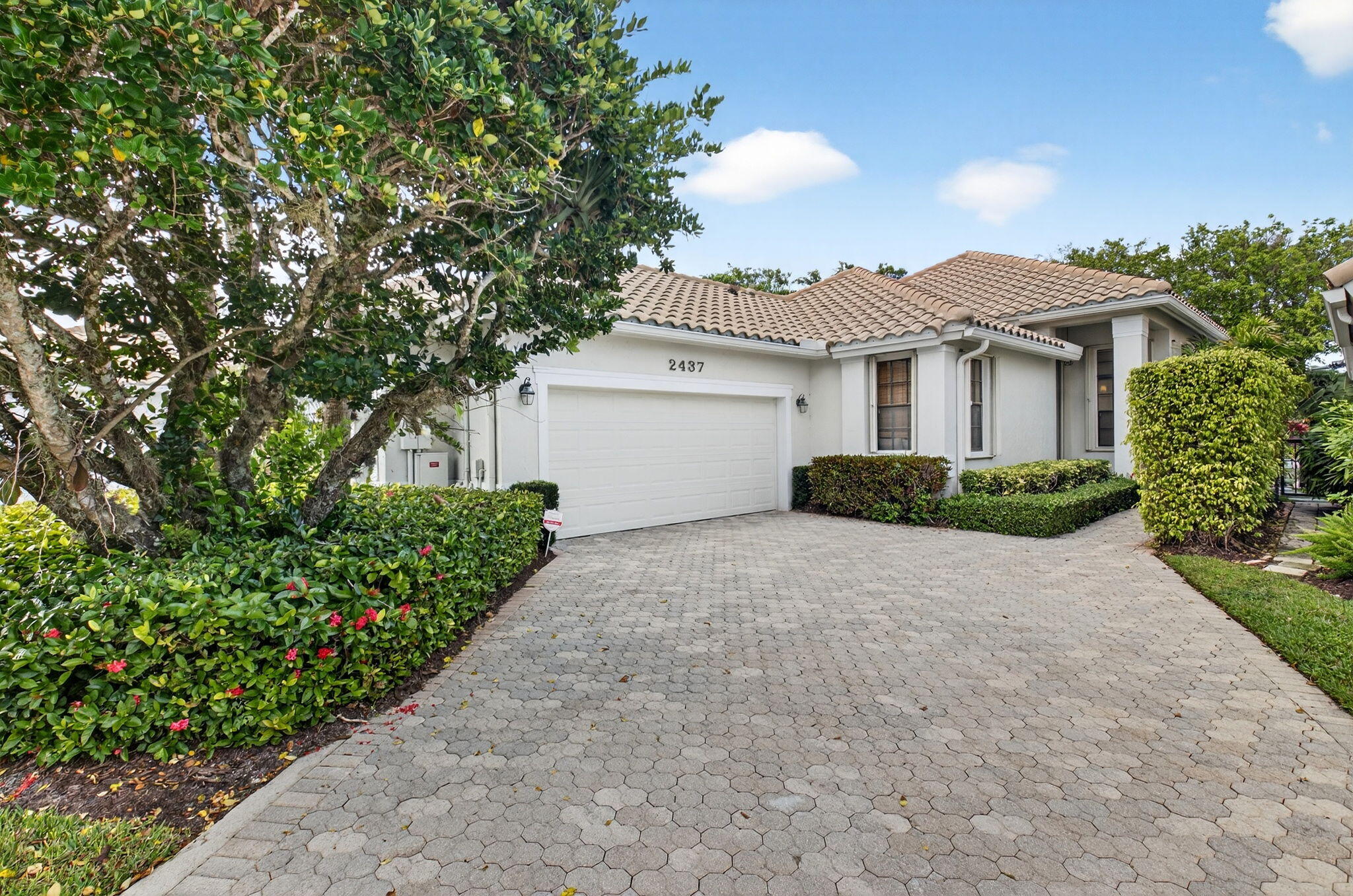 Foto de propiedad en 2437 NW 64th Street, Boca Raton, FL 33496 Boca Raton con MLS# 