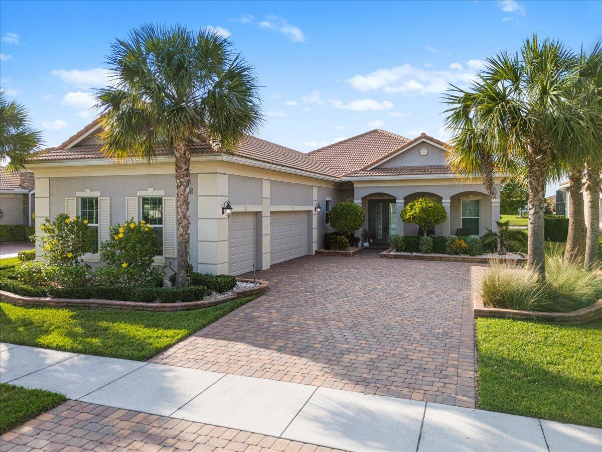Foto de propiedad en 17005 SW Sapri Way, Port St. Lucie, FL 34986 Port St. Lucie con MLS# 