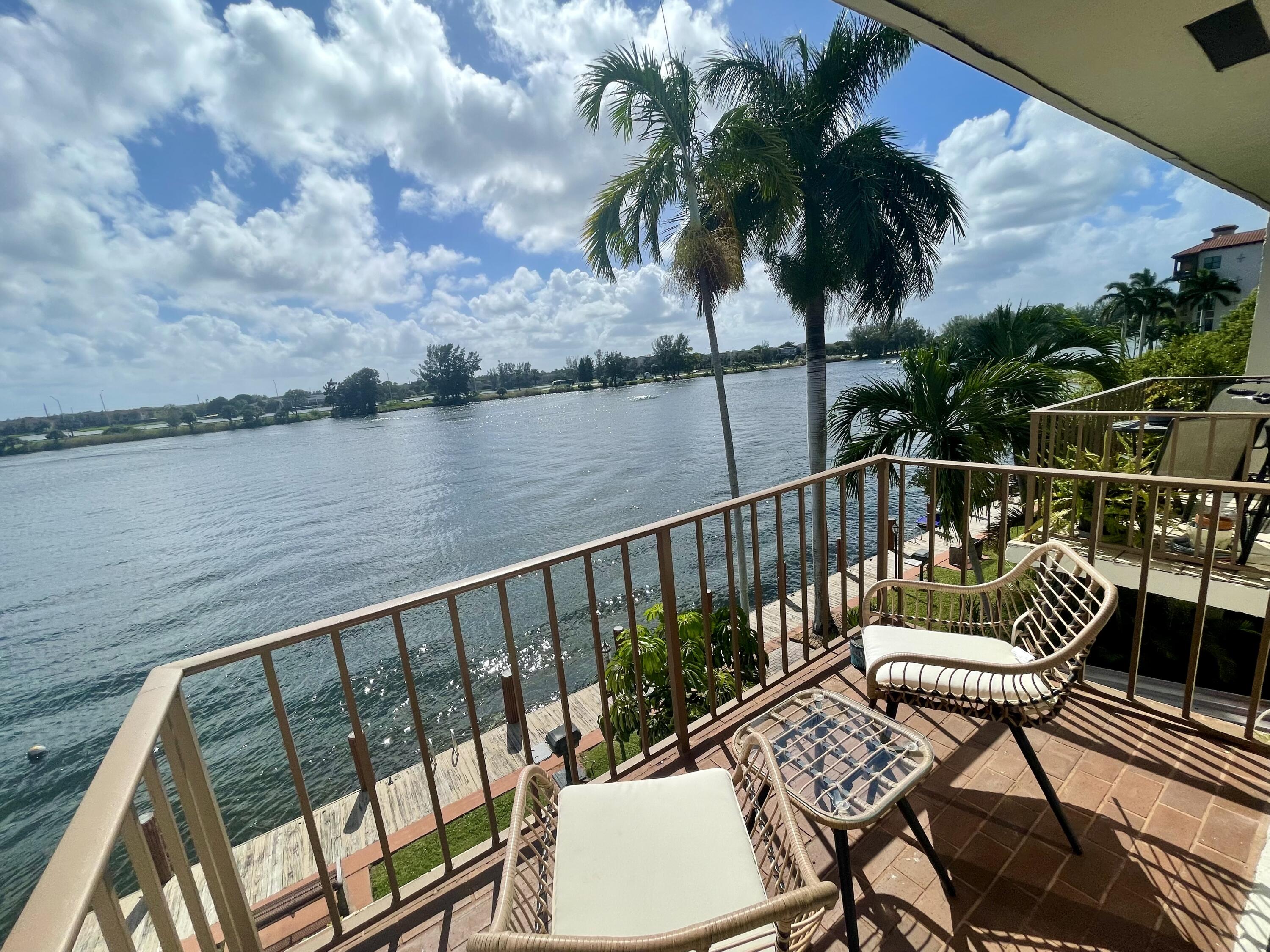 Foto de propiedad en 1100 Crystal Lake Drive 207, Deerfield Beach, FL 33064 Deerfield Beach con MLS# 