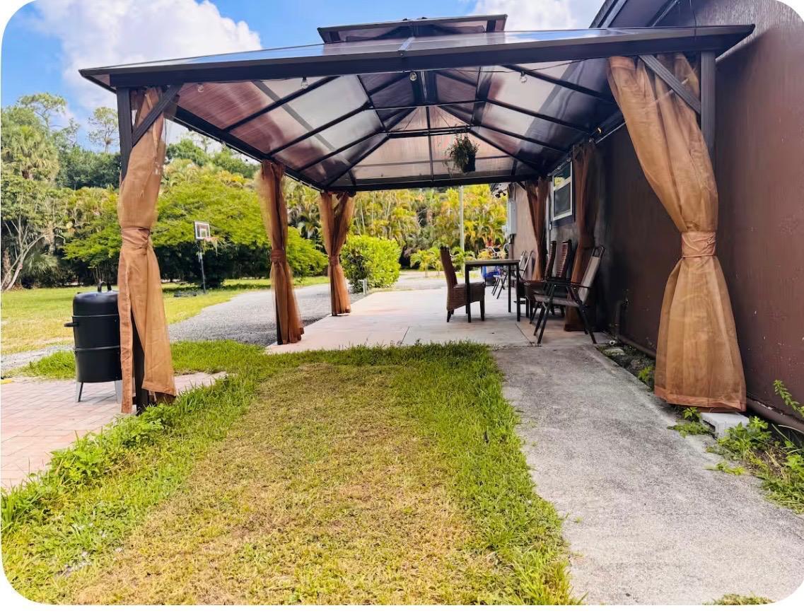 Foto de propiedad en 214 Westwood Circle E, West Palm Beach, FL 33411 West Palm Beach con MLS# 