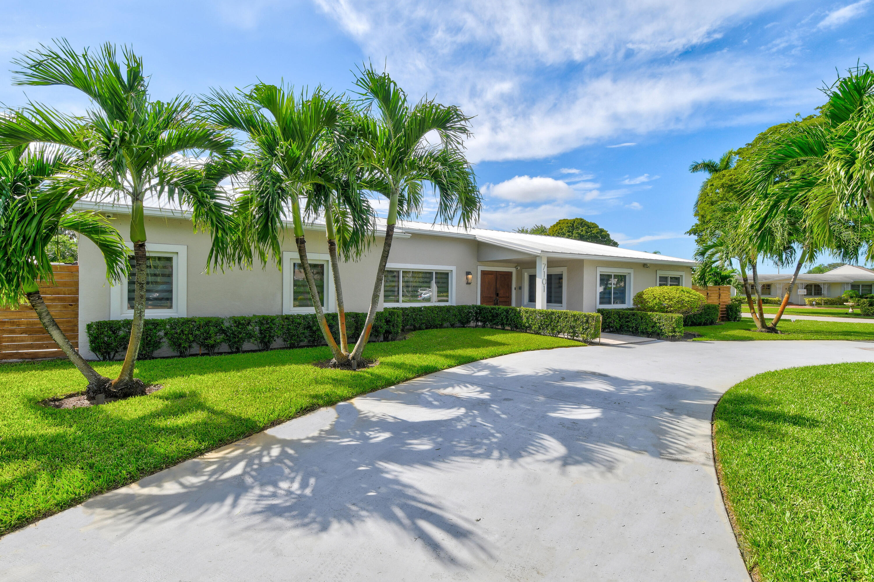 Foto de propiedad en 7101 W Lake Drive, Lake Clarke Shores, FL 33406 Lake Clarke Shores con MLS# 