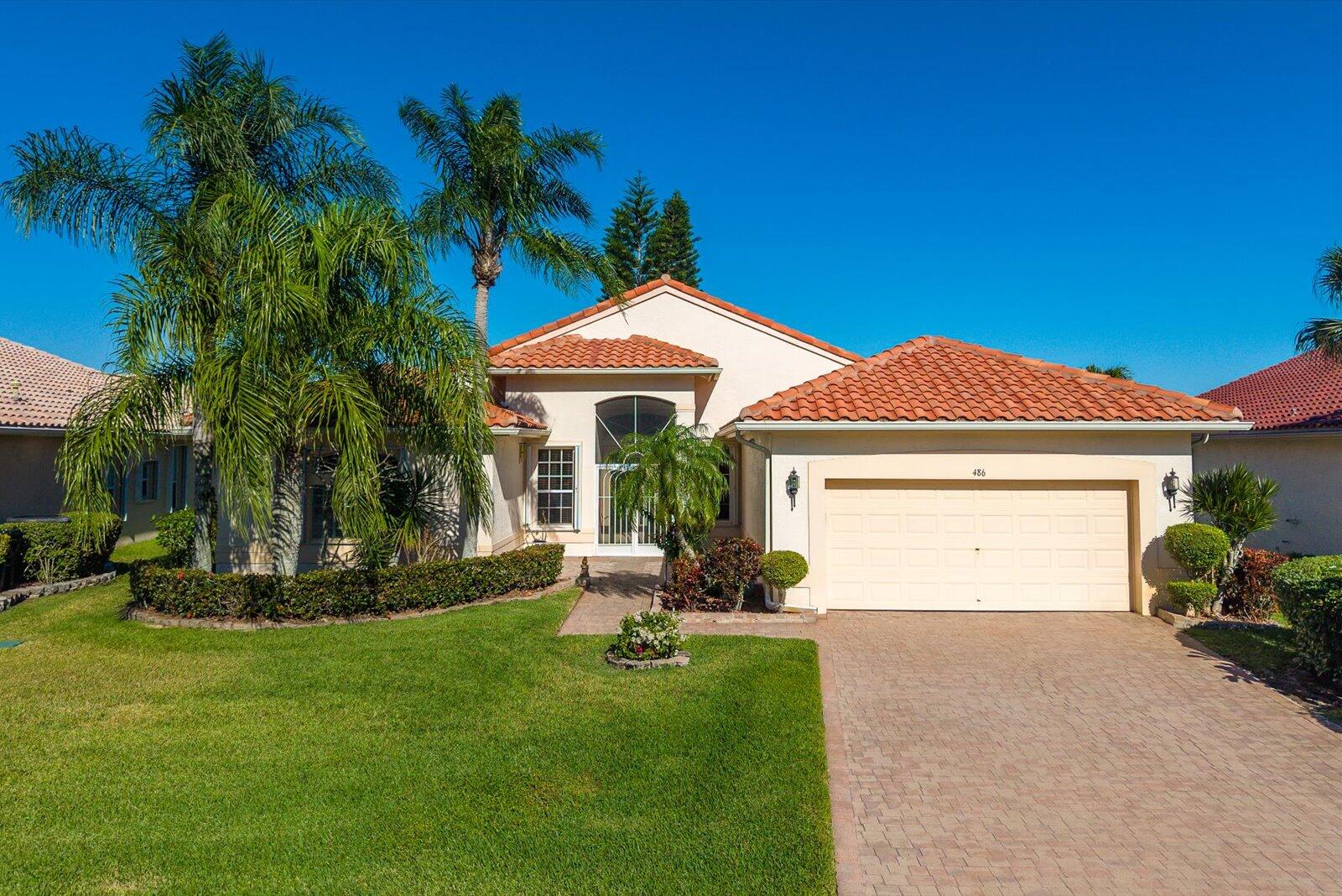 Foto de propiedad en 486 NW Blue Lake Drive, Port St. Lucie, FL 34986 Port St. Lucie con MLS# 