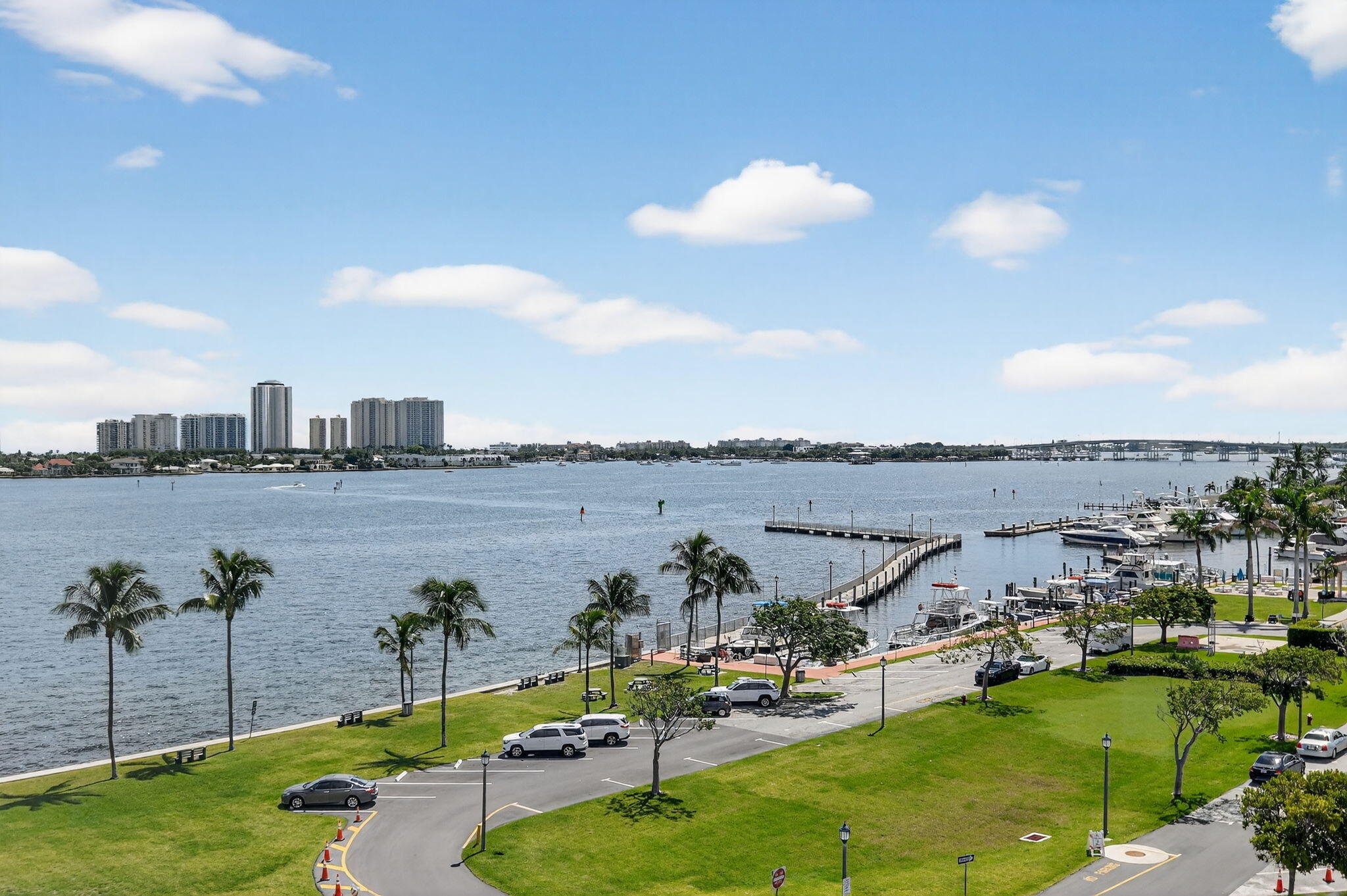 Foto de propiedad en 301 Lake Shore Drive 711, Lake Park, FL 33403 Lake Park con MLS# 