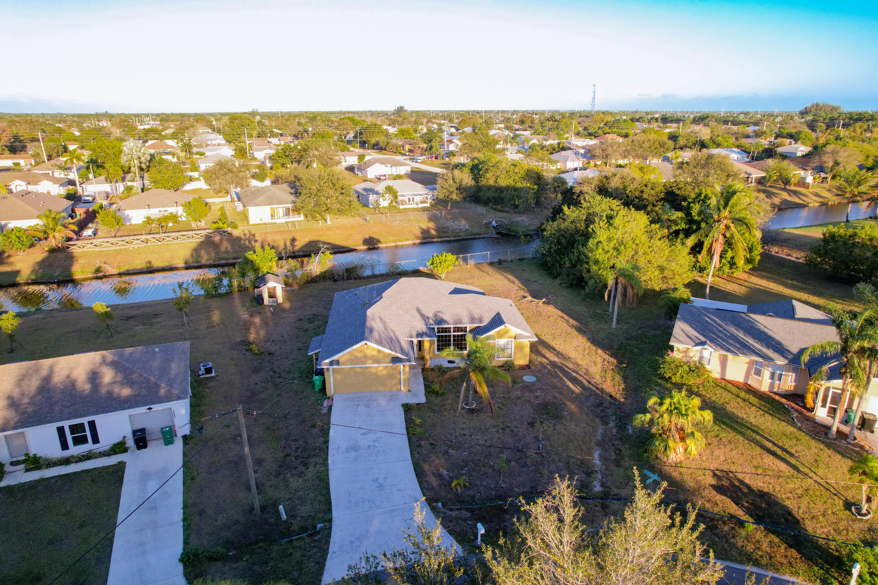 Foto de propiedad en 2091 SW Castinet Lane, Port St. Lucie, FL 34953 Port St. Lucie con MLS# 