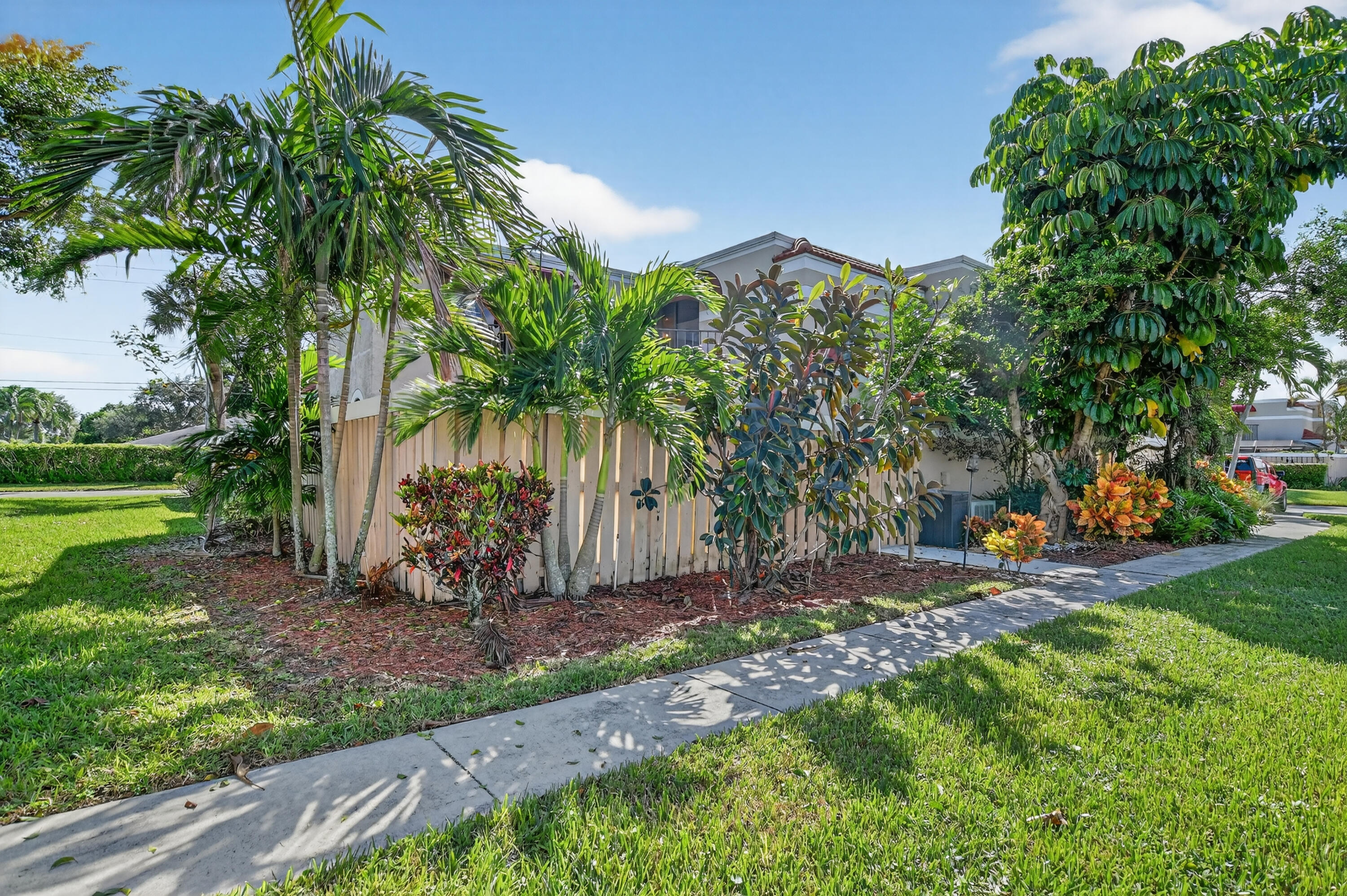 Foto de propiedad en 4005 Village Drive B, Delray Beach, FL 33445 Delray Beach con MLS# 