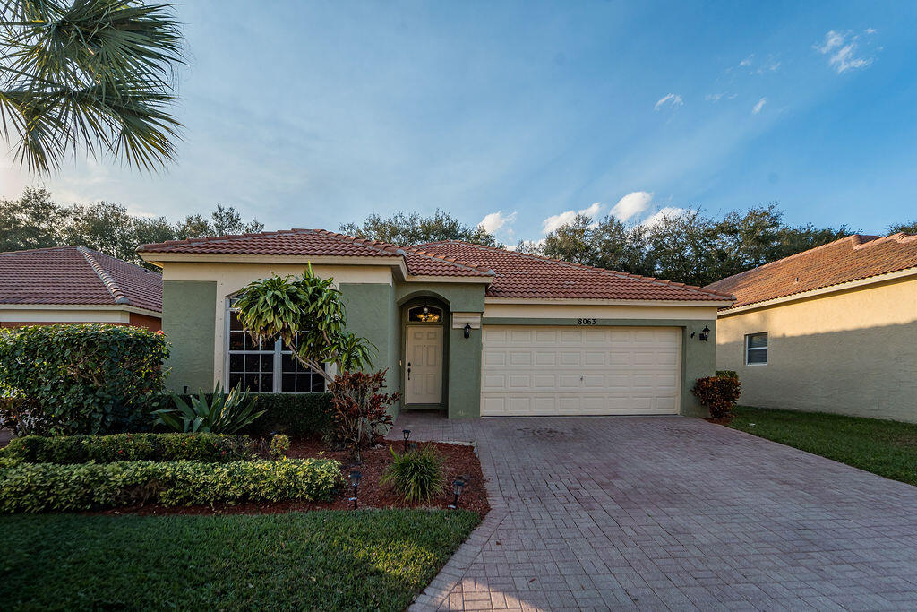 Foto de propiedad en 8063 Via Hacienda, Riviera Beach, FL 33418 Riviera Beach con MLS# 