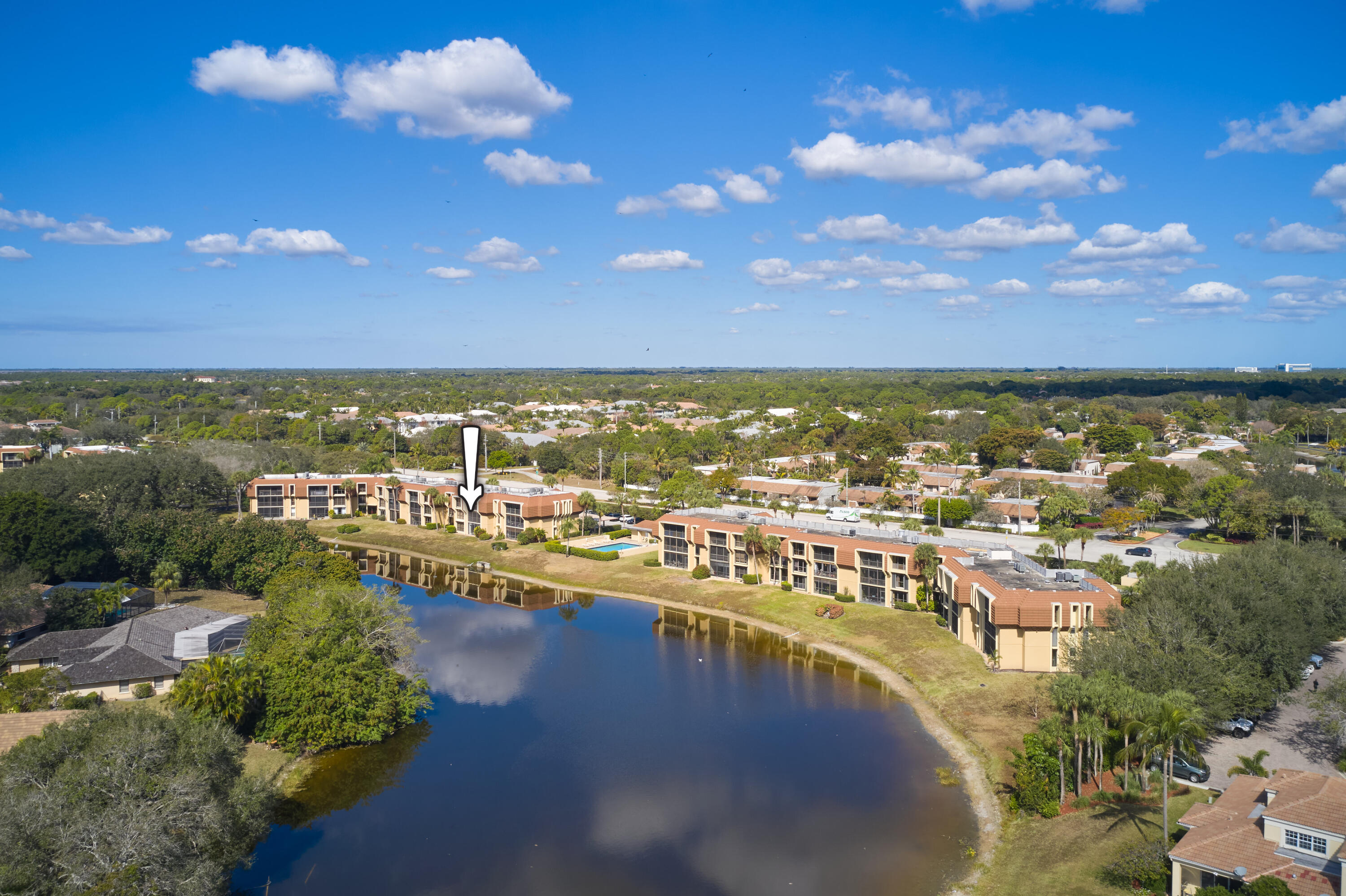 Foto de propiedad en 5250 Woodland Lakes Drive 130, Palm Beach Gardens, FL 33418 Palm Beach Gardens con MLS# 