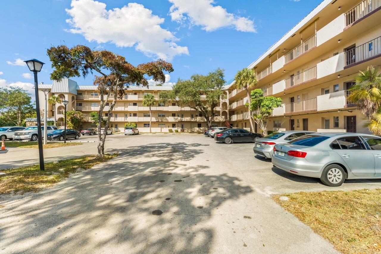 Foto de propiedad en 6301 N Falls Cir Drive 307, Lauderhill, FL 33319 Lauderhill con MLS# 