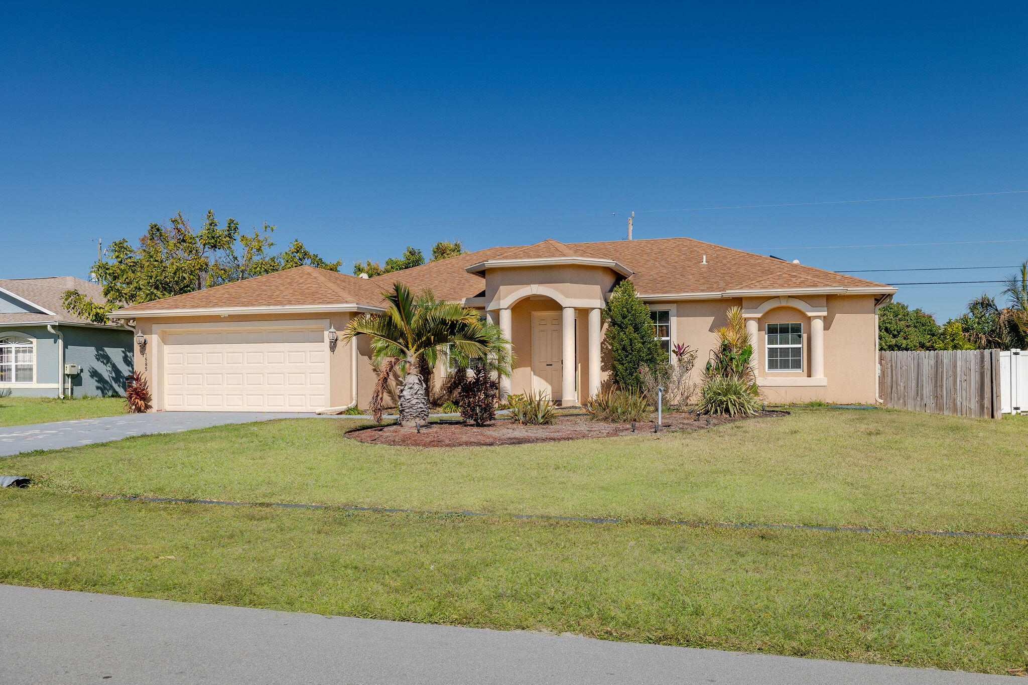 Foto de propiedad en 1585 SW Merchant Lane, Port St. Lucie, FL 34953 Port St. Lucie con MLS# 