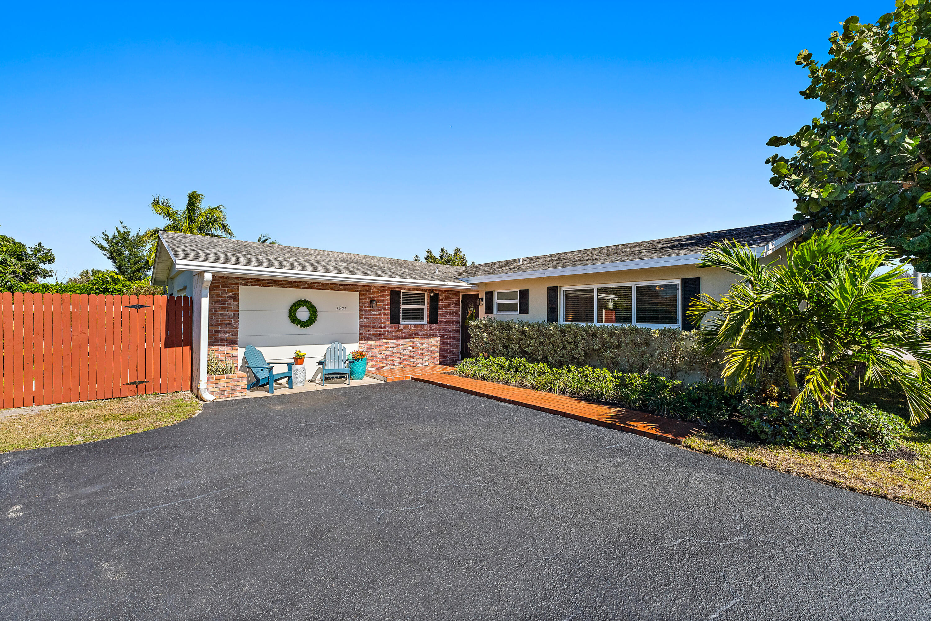 Foto de propiedad en 1401 N Lake Court, Lake Clarke Shores, FL 33406 Lake Clarke Shores con MLS# 