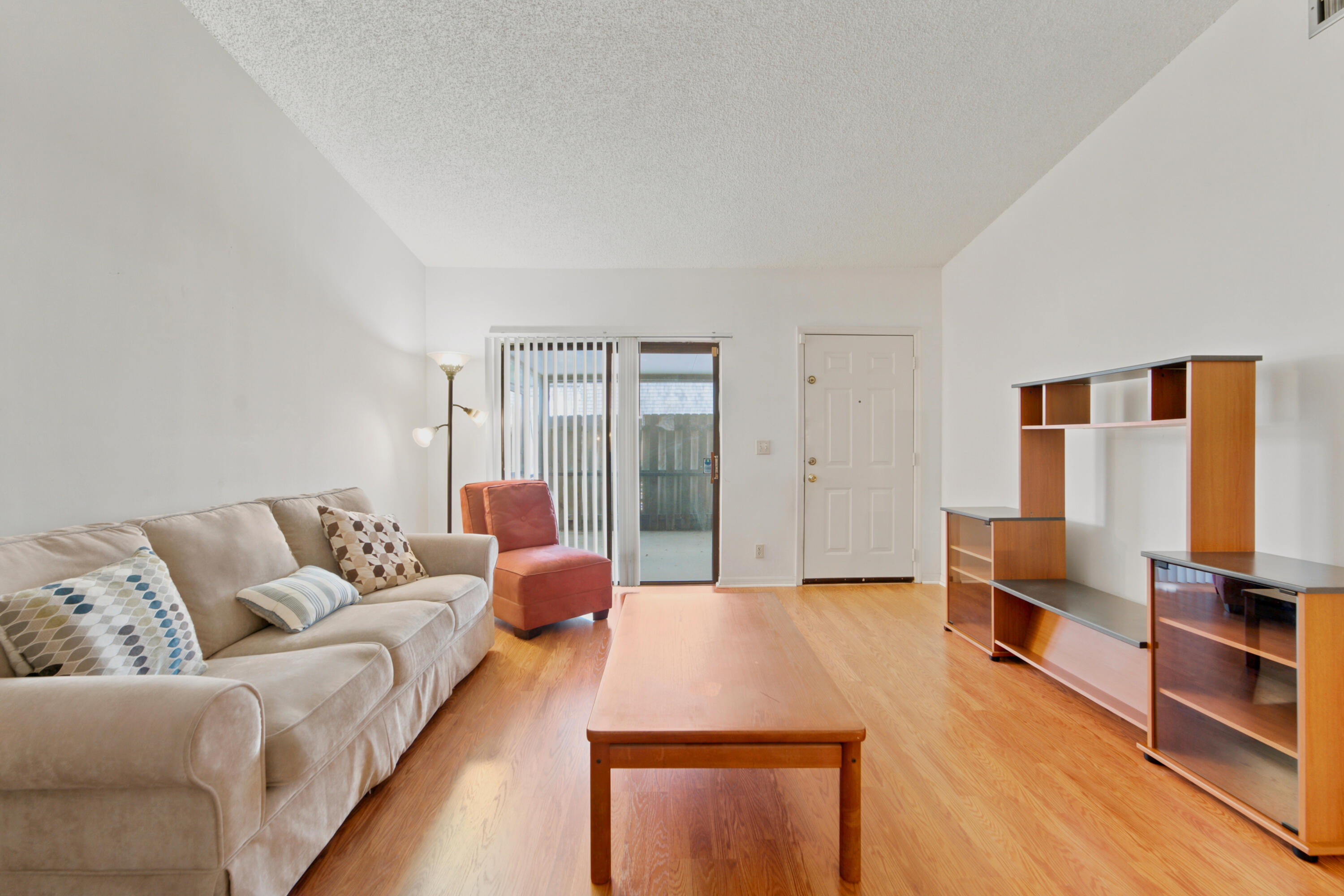 Foto de propiedad en 4413 Woodstock Drive A, West Palm Beach, FL 33409 West Palm Beach con MLS# 