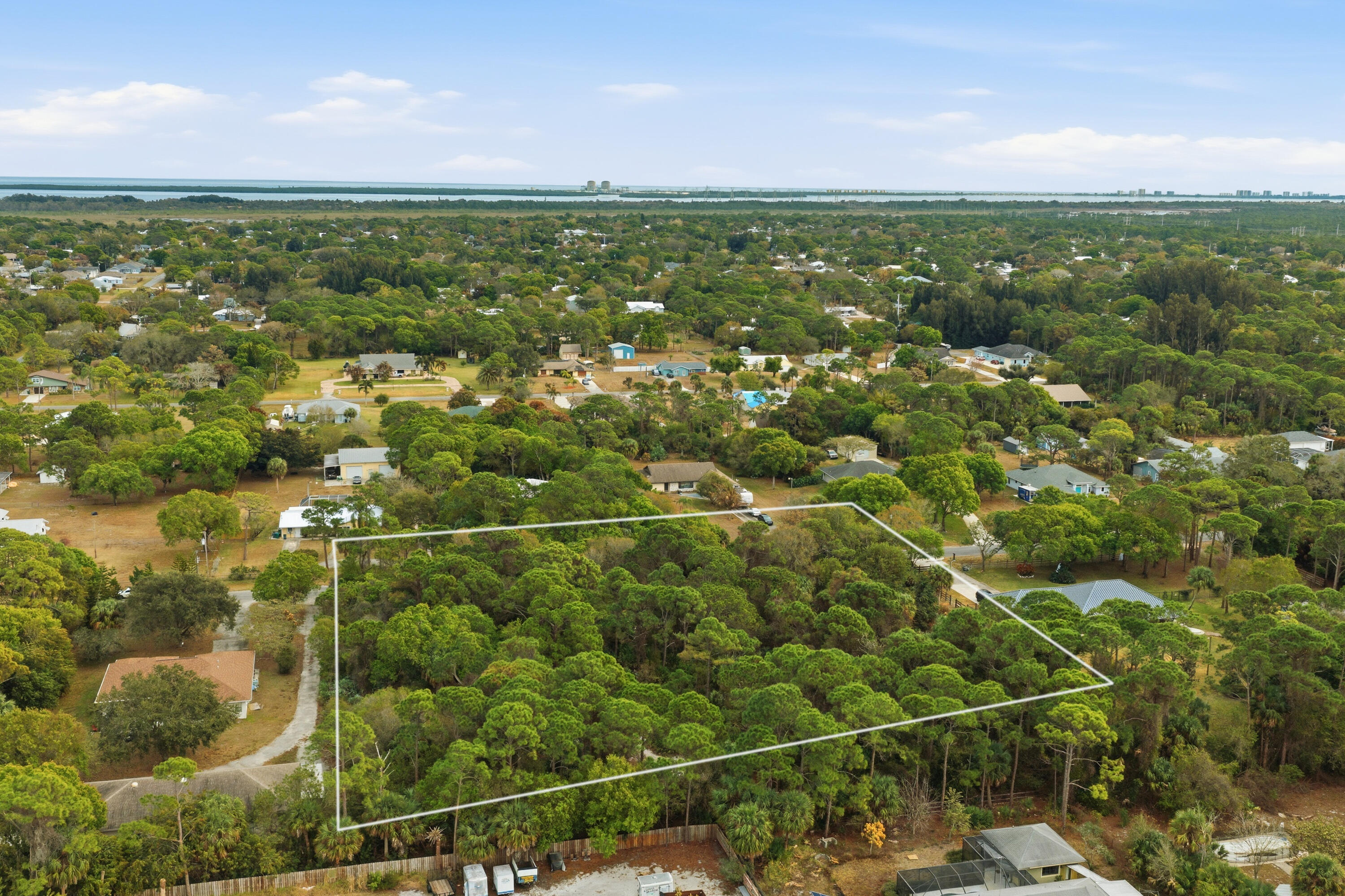 Foto de propiedad en 0 Pinetree Drive, Fort Pierce, FL 34982 Fort Pierce con MLS# 