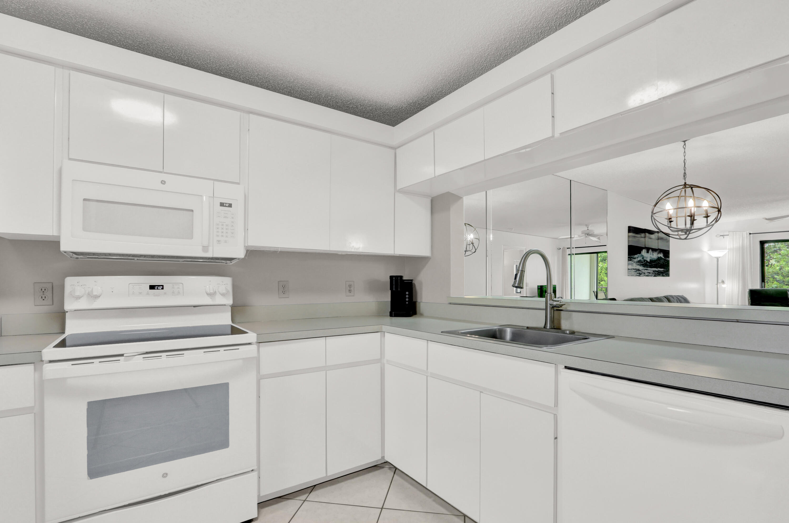 Foto de propiedad en 115 Bamboo Road 205, Palm Beach Shores, FL 33404 Palm Beach Shores con MLS# 