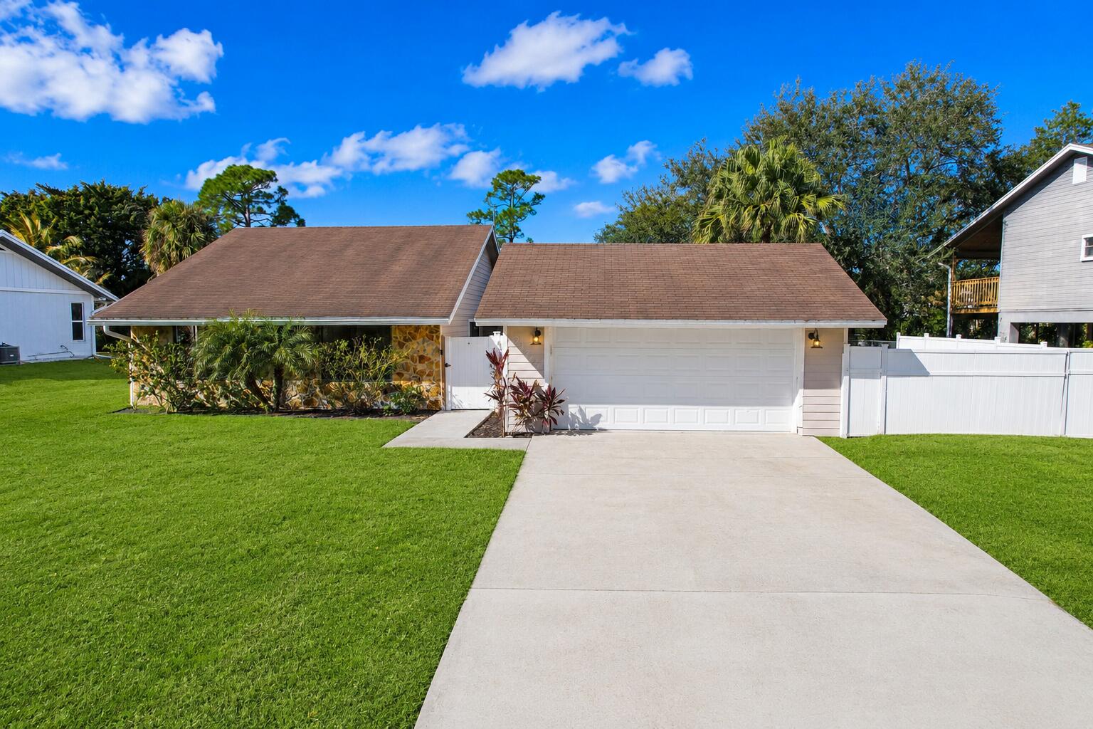 Foto de propiedad en 8074 SE River Lane, Stuart, FL 34997 Stuart con MLS# 
